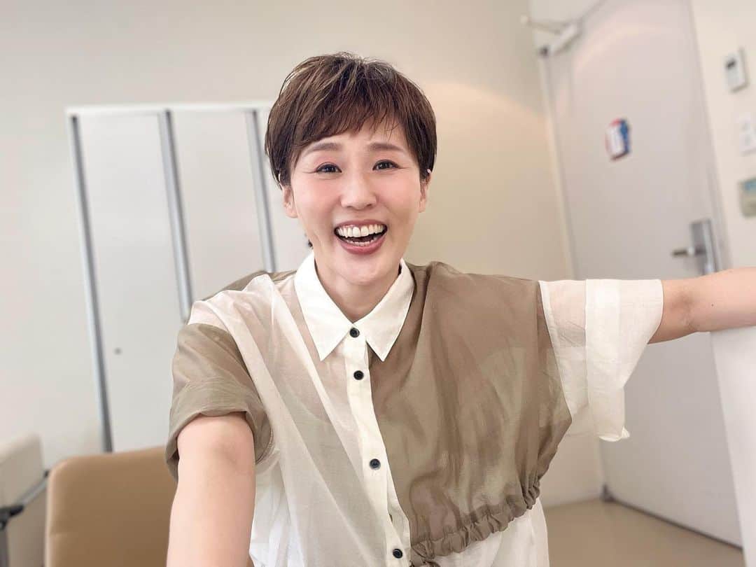 のインスタグラム：「一日中、室内。 日焼けしないで済むけども。  ちょこっとは出たいと思ったり。  窓から外を見て、1ミリも出たくないと思ったり。  廊下にある自販機に水を買いに行くのも面倒だと思ったり。 。。水は行こうかな。  #ものぐさ」
