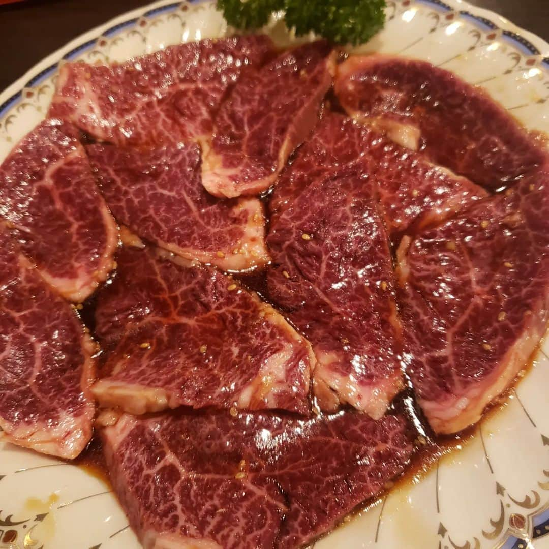 TAKAみちのくさんのインスタグラム写真 - (TAKAみちのくInstagram)「ふと肉が食いたくなる  厚い美味いハラミが食いたくなる  健康の都合上普段は牛肉を控えてるのだがやはりたまに食いたくなる  何年前かに一度だけ行った千葉にある知る人知る名店『房州園』へ行き一人焼肉キメル🥩  ここのハラミは超絶品‼️  久々に行ったらすっかり有名店になっていてハラミは３人前までと、、、、何人来ても３人前までだと、、、  あっという間に食べて足りないからロースも食す  あのハラミを腹一杯食べたいなぁ🤤  久々に笑炎の肉も食べたくなってきたなぁ。。。  #TAKAみちのくのご飯  #TAKAみちのくの焼肉  #焼肉  #ハラミ  #房州園」7月30日 22時14分 - takam69