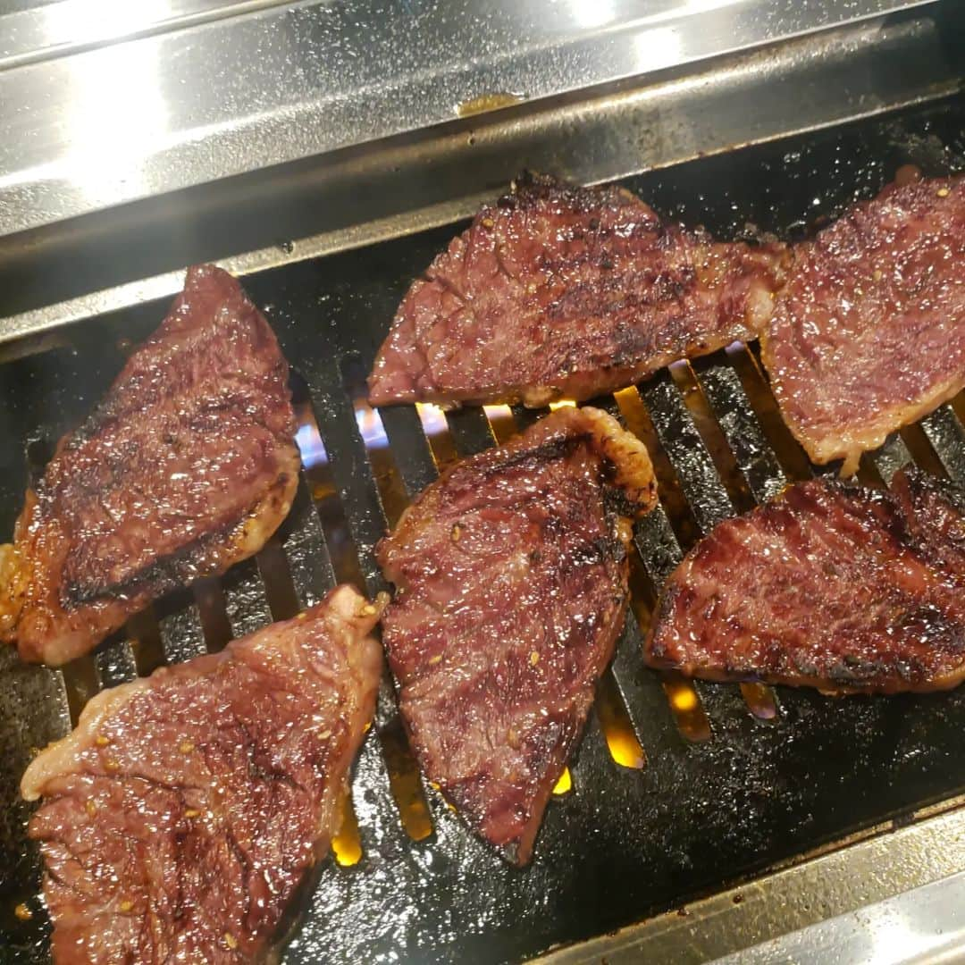 TAKAみちのくさんのインスタグラム写真 - (TAKAみちのくInstagram)「ふと肉が食いたくなる  厚い美味いハラミが食いたくなる  健康の都合上普段は牛肉を控えてるのだがやはりたまに食いたくなる  何年前かに一度だけ行った千葉にある知る人知る名店『房州園』へ行き一人焼肉キメル🥩  ここのハラミは超絶品‼️  久々に行ったらすっかり有名店になっていてハラミは３人前までと、、、、何人来ても３人前までだと、、、  あっという間に食べて足りないからロースも食す  あのハラミを腹一杯食べたいなぁ🤤  久々に笑炎の肉も食べたくなってきたなぁ。。。  #TAKAみちのくのご飯  #TAKAみちのくの焼肉  #焼肉  #ハラミ  #房州園」7月30日 22時14分 - takam69