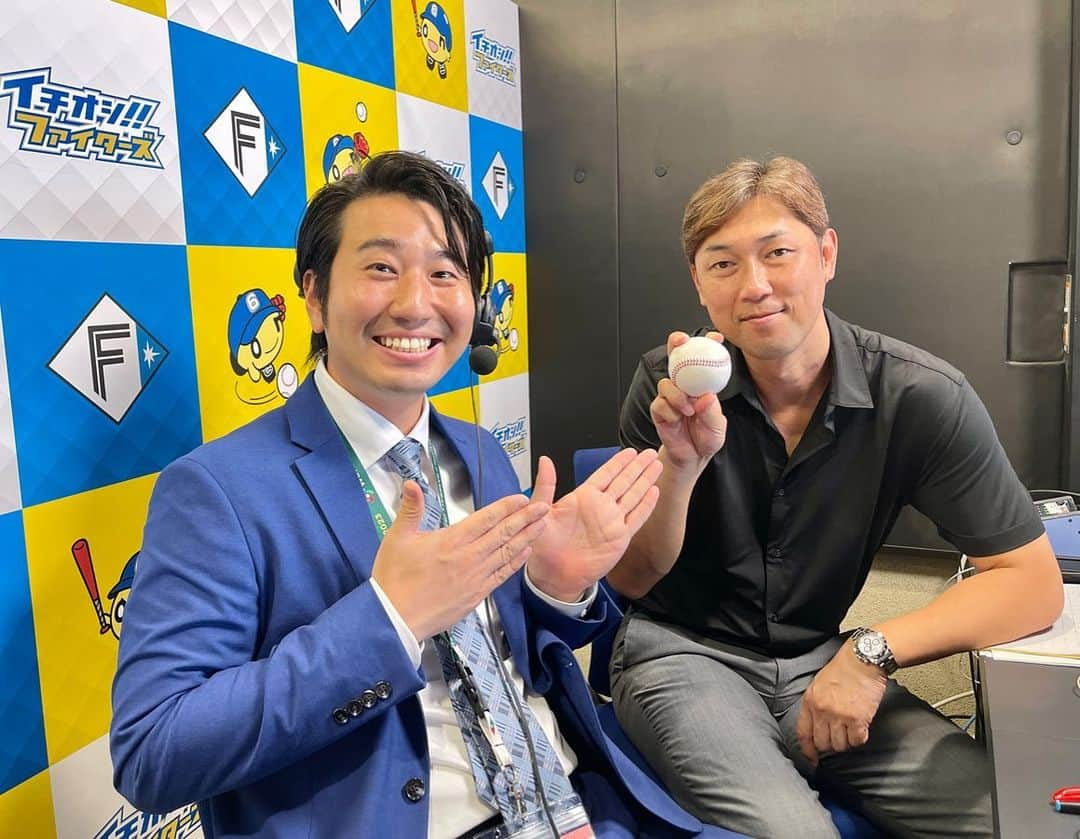 福田太郎のインスタグラム：「⚾️ 『教えて！金村先生！』 今日のファイターズ中継では 皆さんの『野球のギモン』について 金村さんに、広く深く解説頂きました👨‍🏫 ⠀ 分かれば分かるほど、楽しい！ 知れば知るほど、奥が深い！ 素晴らしき野球の世界へようこそ☺️ ⠀ ツーシーム、ゲッツー、バックドア… 理解が深まっていたら嬉しいです🙆‍♂️ ⠀ #イチオシファイターズ #lovefighters #解説 #金村曉 さん @satorukanemura #ファイターズ →阪神ではコーチも🐯 優しく分かりやすく、教えて頂きました！ ⠀ Welcome to ES CON FIELD HOKKAIDO, the dream ballpark for your Fighters! #HTB #アナウンサー #福田太郎 次は8/5実況, 8/6リポート担当します🙋‍♂️」