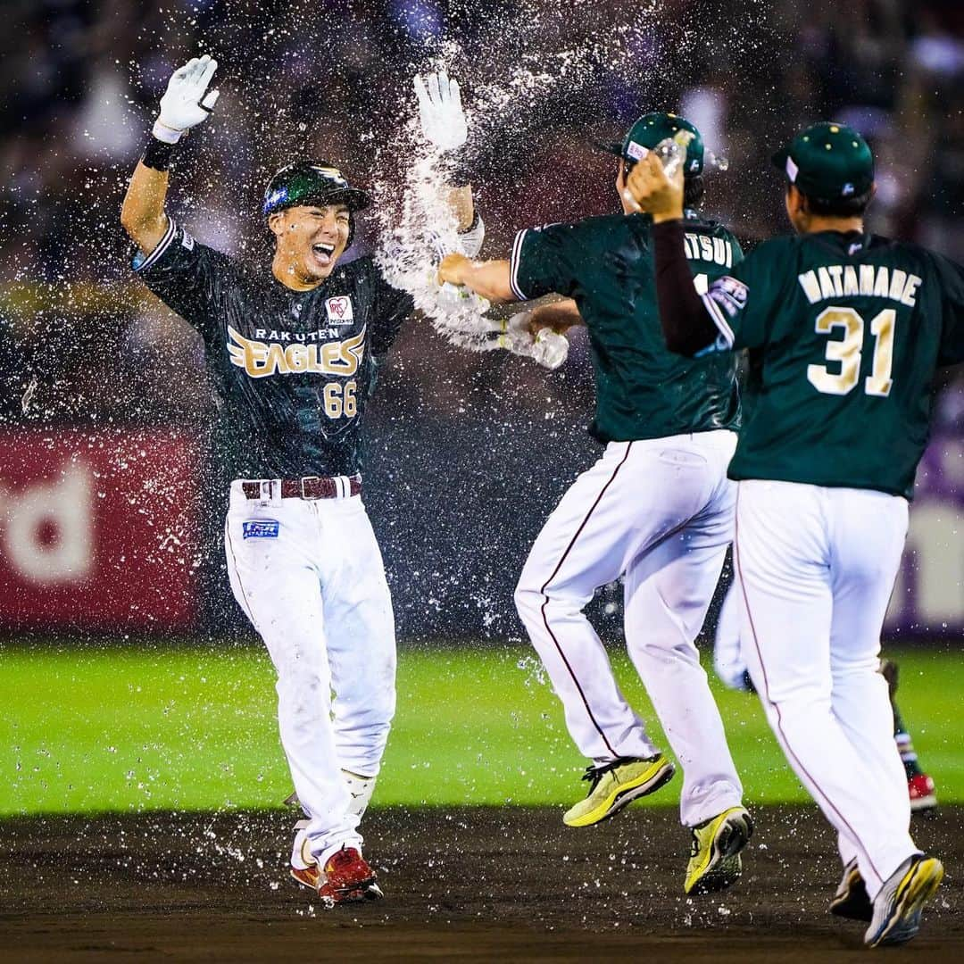 東北楽天ゴールデンイーグルスさんのインスタグラム写真 - (東北楽天ゴールデンイーグルスInstagram)「⚾️  ⚾️E 5x-4 L⚾️ 延長10回に村林選手の一打で嬉しいサヨナラ勝利‼️‼️‼️ 三者凡退に抑え流れを呼び込んだ酒居選手が3勝目✨✨ 先発の則本選手は8回に捕まるも7回まで1失点の力投🔥 9回は復帰後初登板の松井裕樹選手が無失点に👍🏼 打線では浅村選手が3安打1打点4出塁の活躍‼️ フランコ選手は3回に一時勝ち越しタイムリー2ベース🦅 岡島選手はサヨナラのキッカケとなる2ベースなど3安打🔥  #鷲が掴む #rakuteneagles #EAGLESEARTHGREEN  #村林一輝  #松井裕樹 #岡島豪郎 #酒居知史  #則本昂大 #マイケルフランコ #浅村栄斗」7月30日 22時16分 - rakuten_eagles