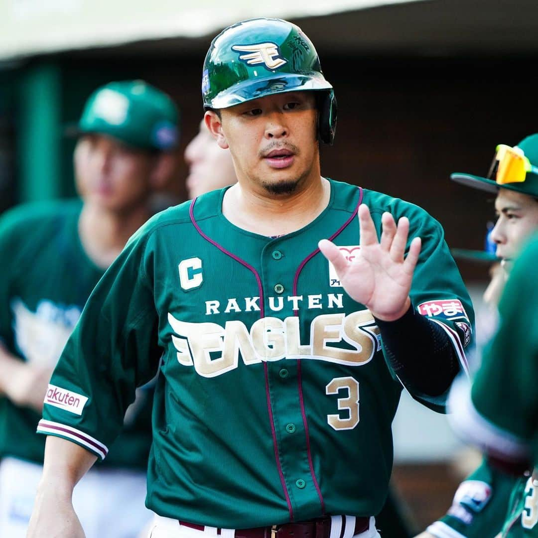 東北楽天ゴールデンイーグルスさんのインスタグラム写真 - (東北楽天ゴールデンイーグルスInstagram)「⚾️  ⚾️E 5x-4 L⚾️ 延長10回に村林選手の一打で嬉しいサヨナラ勝利‼️‼️‼️ 三者凡退に抑え流れを呼び込んだ酒居選手が3勝目✨✨ 先発の則本選手は8回に捕まるも7回まで1失点の力投🔥 9回は復帰後初登板の松井裕樹選手が無失点に👍🏼 打線では浅村選手が3安打1打点4出塁の活躍‼️ フランコ選手は3回に一時勝ち越しタイムリー2ベース🦅 岡島選手はサヨナラのキッカケとなる2ベースなど3安打🔥  #鷲が掴む #rakuteneagles #EAGLESEARTHGREEN  #村林一輝  #松井裕樹 #岡島豪郎 #酒居知史  #則本昂大 #マイケルフランコ #浅村栄斗」7月30日 22時16分 - rakuten_eagles