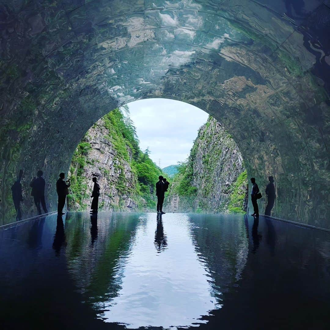 手島千尋さんのインスタグラム写真 - (手島千尋Instagram)「新潟のお話✏️  大地の芸術祭通年プログラム。  大地の芸術祭は、新潟県の南側 「越後妻有」と呼ばれる地域で 開催されています🎨  3年に1度のお祭り 「大地の芸術祭　越後妻有　 　　アートトリエンナーレ」の 会期年以外の年も多くの作品が 公開されているんです✨ 古民家、畑に、廃校などに 現代アート作品🎨が。  今年は200点以上の常設作品 10以上の企画展があります。  私は春にツアーに参加しました。 一泊二日したのに...。 時間が足りなかった😳  新潟にいた頃に、 仕事とプライベートで 何度も足を運んだ場所の１つ。 まだまだ観たいところが沢山。  写真📷️は、 清津峡/Tunnel  of Light  清津峡もまた行きたい。  今年は、 11月5日までの開催です✨  #新潟　#大地の芸術祭 #越後妻有　#十日町」7月30日 22時16分 - teshimachihiro0139