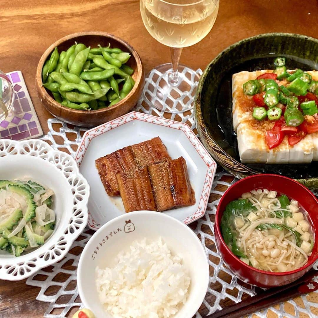 六車奈々のインスタグラム：「土用の丑。母が送ってくれた鰻を食べました😍美味しかった🩷 ゴーヤと玉葱のサラダ、 トマトとオクラのせ冷奴、 モロヘイヤとえのき、お揚げと玉ねぎのお味噌汁、枝豆など夏メニュー☀️  #おうちごはん　 #土用の丑  #夕食 #野菜たっぷり  #スタミナメニュー  #japan #japanesefood #unagi #yammy」