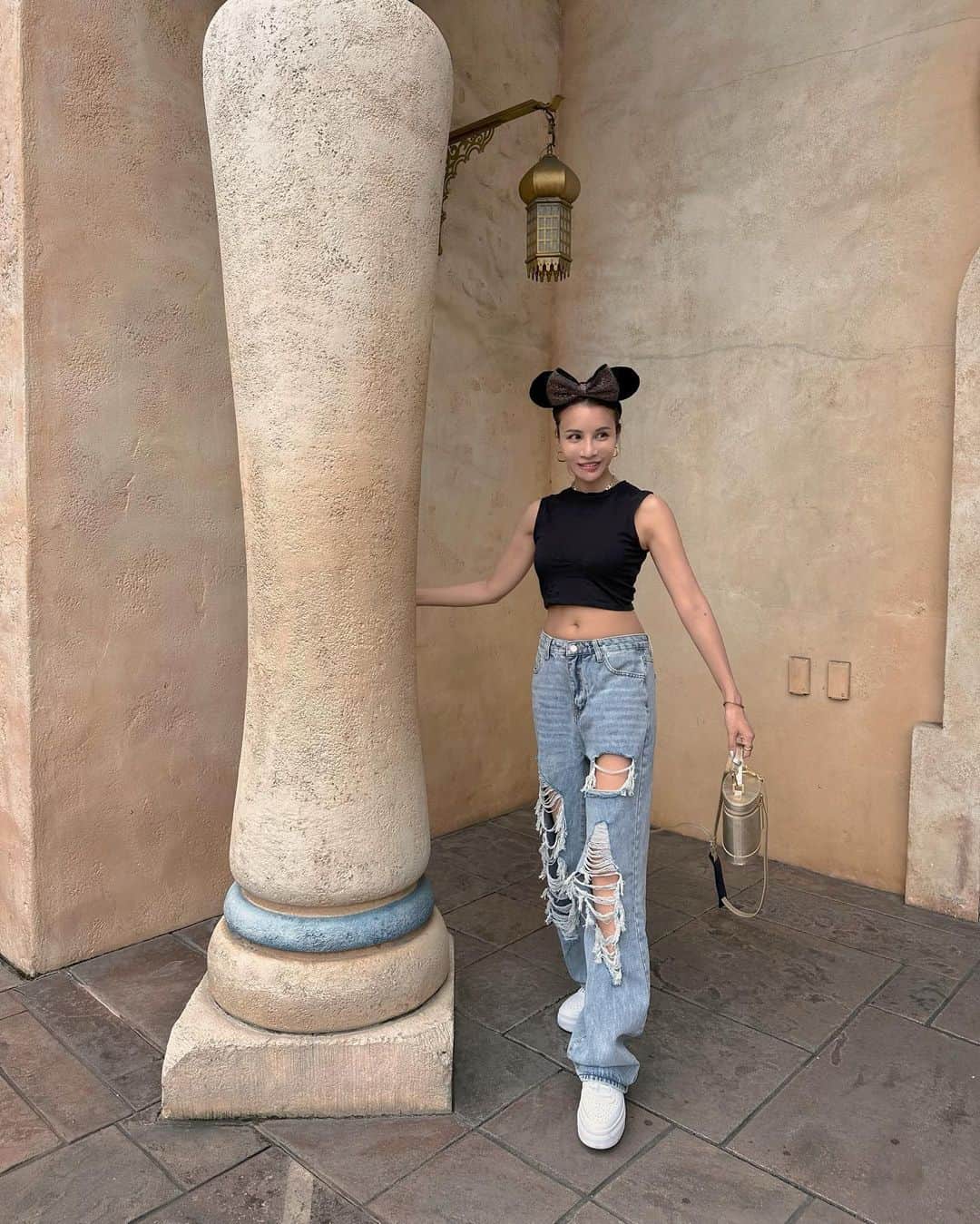 難波サキのインスタグラム：「-𝐃𝐢𝐬𝐧𝐞𝐲 𝐨𝐮𝐭𝐟𝐢𝐭🖤  先日のdisneyコーデの質問DM 頂いたデニムはこちら!! ヘビロテ中で〜す✌🏼  🏷️SHEIN EZwear ライトウォッシュカットアウトダメージ ストレートレッグジーンズ ID▶︎3204767  お得なクーポン使ってね✨ 全商品対応割引クーポン番号▶︎B2SJP0  @shein_japan @sheinofficial   "Get your back-to-school looks on lock"  割引率：お買い上げ金額1～5,999円まではセール価格より15%OFF、6,000円以上は20%OFFが適用されるよ‼︎ 利用期限：公開日〜9月末日   #FirstDayVibes #backtoshool #SHEINforall #ad or #SHEINpartner#sheinコーデ #shein購入品」