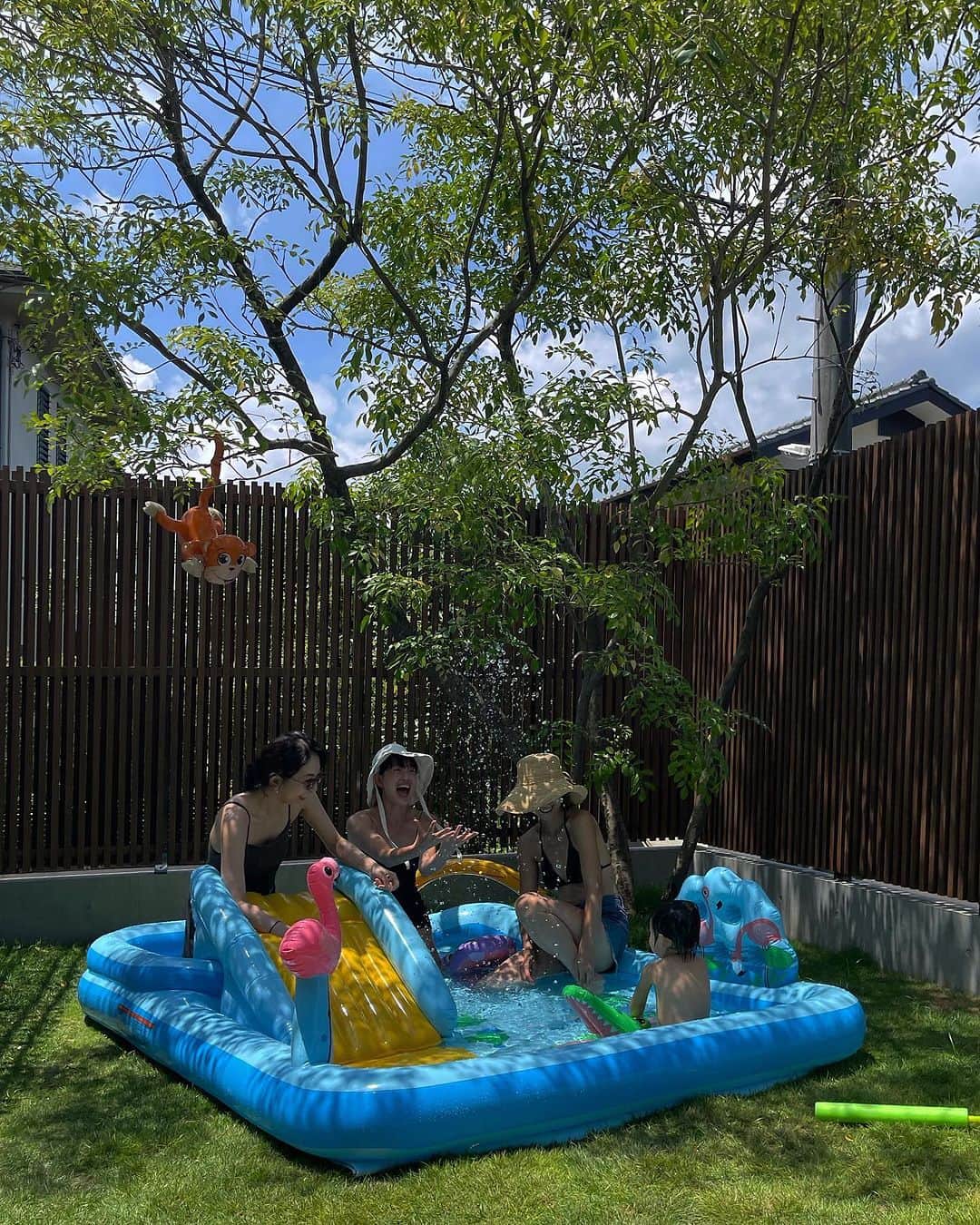 JUNNAのインスタグラム：「お泊まり会 in 曽根家 @sonekana   お昼の部  朝から陽が沈むまで一日中プールで遊んだ日 転げるほど笑って  お昼は皆んなでたらふく、お素麺を食べ おやつには、いー君が買って来てくれた焼きたてホヤホヤの美味しい鯛焼きを縁側で頬張り  あっという間に夜の部へ...  ママがキッチンに立つと、自分もミニキッチンへ向かい、フライパンを降ってお料理をするひっちゃんはママの事よく見ているんだね〜  @edamame.38 と私にかぼちゃのスープど〜ぞ♡って😮‍💨♡  なんと心穏やかな休日でしょう  夜の部はご近所のお魚屋さんで牡蠣🦪やお魚を買って いー君の焼き鳥屋さんetc...続く...  #夏休み#プール」