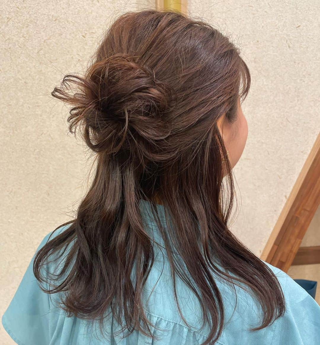 東條麻依子さんのインスタグラム写真 - (東條麻依子Instagram)「プライドヘアメイク🍈 . 💇‍♀️roijir . 番組で紹介した四国化成HDのグループ企業が行っている骨付鳥の「おやわか」キッチンカー . ７月３１日（月） 場所　フレスポ高松駐車場 （高松市東山崎町）11時～18時 「プライド見たよ」のキーワードで100円引きです！！ . お時間がある方はぜひ😳✨ . #roijir#アナウンサー #プライドせとうち経済のチカラ#東條麻依子#女子アナ#インスタ#instagood #instagram #instalove#instafashion #hair #hairstyle#fashion#岡山#香川 #夏」7月30日 22時19分 - maiko_tojo