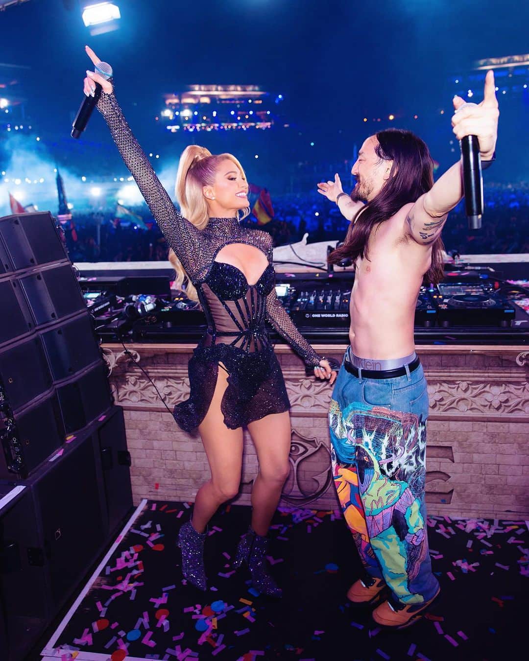 パリス・ヒルトンのインスタグラム：「Most incredible & magical experience performing with @SteveAoki on the Main Stage at @Tomorrowland last night, debuting our new single #LighterWithoutYou written by @EmilyWarrennnn!!!🦋✨💕This crowd was electric!!🤩 Had so much fun backstage with all the guest performers @KidCudi @DannaPaola @iAmKaaze @LilJon! 🥳 Can’t wait to see you all Tonight for my set at the Library Stage at 7PM to 8pm!💕 #Tomorrowland #SummerOfSliving 🔥 ✨🎧👱🏼‍♀️✨」