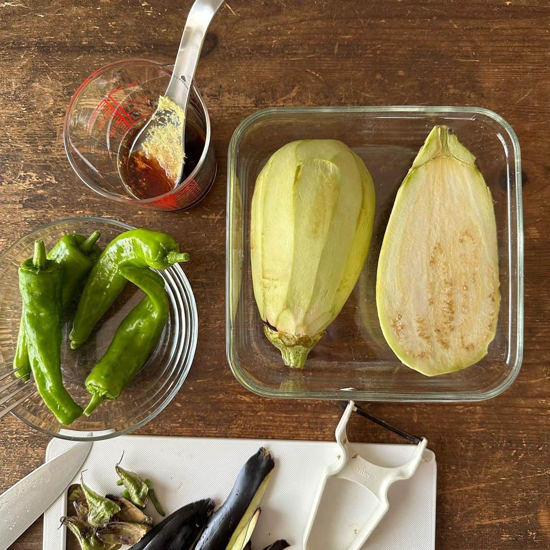 Tesshiさんのインスタグラム写真 - (TesshiInstagram)「茄子とピーマンのレンジ蒸し Microwave steamed eggplant and green peppers #yummy #homemade #healthy #eggplant #greenpepper #ponzu #microwavecooking #おいしい #茄子 #ピーマン #ポン酢 #レンチン #マカロニメイト #フーディーテーブル #手作り  米茄子1本(普通の茄子なら2本)→ラップして600w2分→裏返して2分 ピーマン4個(フォークで穴開ける)→ラップして600w1分〜 たれ→ぽん酢大3、砂糖大1/2、ごま油大1/2、生姜、ごま、赤唐辛子など 1 big eggplant… Microwave at 600w for 2 min. with a plastic wrap… turn over and for 2 min. 4 green peppers(prick with a fork)… Microwave at 600w for 1~ min. with a wrap Sauce… 3 tbsp Ponzu sauce, 1/2 tbsp sugar, 1/2 tbsp sesame oil, ginger, sesame and chili flakes…  鰻が高額過ぎて途方に暮れたので #ラグーナテンボス #鰻ま屋 の鰻のおにぎり1個200円×2個を堪能♡ #土用の丑の日」7月30日 22時22分 - tmytsm