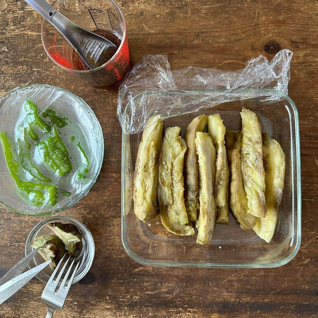 Tesshiさんのインスタグラム写真 - (TesshiInstagram)「茄子とピーマンのレンジ蒸し Microwave steamed eggplant and green peppers #yummy #homemade #healthy #eggplant #greenpepper #ponzu #microwavecooking #おいしい #茄子 #ピーマン #ポン酢 #レンチン #マカロニメイト #フーディーテーブル #手作り  米茄子1本(普通の茄子なら2本)→ラップして600w2分→裏返して2分 ピーマン4個(フォークで穴開ける)→ラップして600w1分〜 たれ→ぽん酢大3、砂糖大1/2、ごま油大1/2、生姜、ごま、赤唐辛子など 1 big eggplant… Microwave at 600w for 2 min. with a plastic wrap… turn over and for 2 min. 4 green peppers(prick with a fork)… Microwave at 600w for 1~ min. with a wrap Sauce… 3 tbsp Ponzu sauce, 1/2 tbsp sugar, 1/2 tbsp sesame oil, ginger, sesame and chili flakes…  鰻が高額過ぎて途方に暮れたので #ラグーナテンボス #鰻ま屋 の鰻のおにぎり1個200円×2個を堪能♡ #土用の丑の日」7月30日 22時22分 - tmytsm