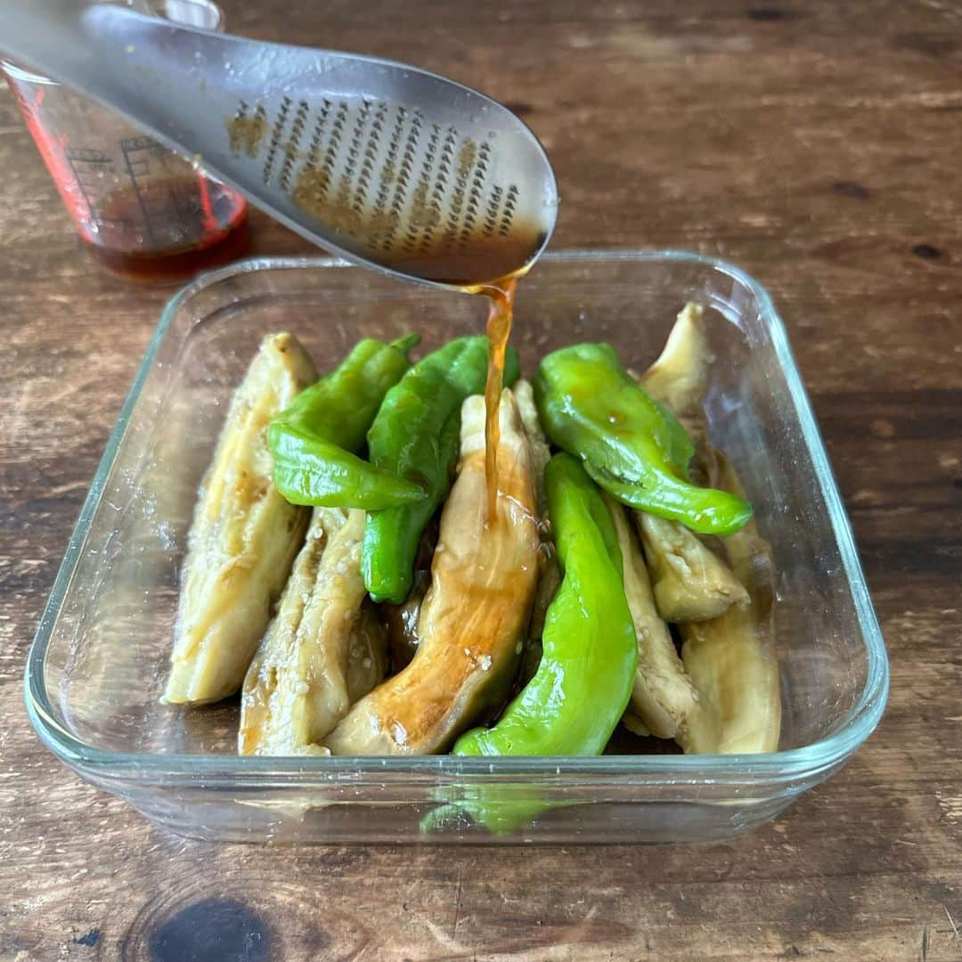 Tesshiさんのインスタグラム写真 - (TesshiInstagram)「茄子とピーマンのレンジ蒸し Microwave steamed eggplant and green peppers #yummy #homemade #healthy #eggplant #greenpepper #ponzu #microwavecooking #おいしい #茄子 #ピーマン #ポン酢 #レンチン #マカロニメイト #フーディーテーブル #手作り  米茄子1本(普通の茄子なら2本)→ラップして600w2分→裏返して2分 ピーマン4個(フォークで穴開ける)→ラップして600w1分〜 たれ→ぽん酢大3、砂糖大1/2、ごま油大1/2、生姜、ごま、赤唐辛子など 1 big eggplant… Microwave at 600w for 2 min. with a plastic wrap… turn over and for 2 min. 4 green peppers(prick with a fork)… Microwave at 600w for 1~ min. with a wrap Sauce… 3 tbsp Ponzu sauce, 1/2 tbsp sugar, 1/2 tbsp sesame oil, ginger, sesame and chili flakes…  鰻が高額過ぎて途方に暮れたので #ラグーナテンボス #鰻ま屋 の鰻のおにぎり1個200円×2個を堪能♡ #土用の丑の日」7月30日 22時22分 - tmytsm