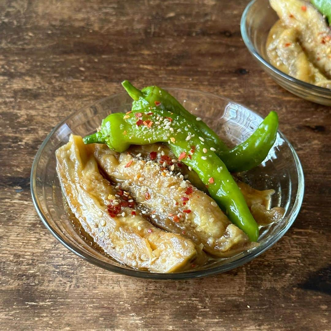 Tesshiさんのインスタグラム写真 - (TesshiInstagram)「茄子とピーマンのレンジ蒸し Microwave steamed eggplant and green peppers #yummy #homemade #healthy #eggplant #greenpepper #ponzu #microwavecooking #おいしい #茄子 #ピーマン #ポン酢 #レンチン #マカロニメイト #フーディーテーブル #手作り  米茄子1本(普通の茄子なら2本)→ラップして600w2分→裏返して2分 ピーマン4個(フォークで穴開ける)→ラップして600w1分〜 たれ→ぽん酢大3、砂糖大1/2、ごま油大1/2、生姜、ごま、赤唐辛子など 1 big eggplant… Microwave at 600w for 2 min. with a plastic wrap… turn over and for 2 min. 4 green peppers(prick with a fork)… Microwave at 600w for 1~ min. with a wrap Sauce… 3 tbsp Ponzu sauce, 1/2 tbsp sugar, 1/2 tbsp sesame oil, ginger, sesame and chili flakes…  鰻が高額過ぎて途方に暮れたので #ラグーナテンボス #鰻ま屋 の鰻のおにぎり1個200円×2個を堪能♡ #土用の丑の日」7月30日 22時22分 - tmytsm