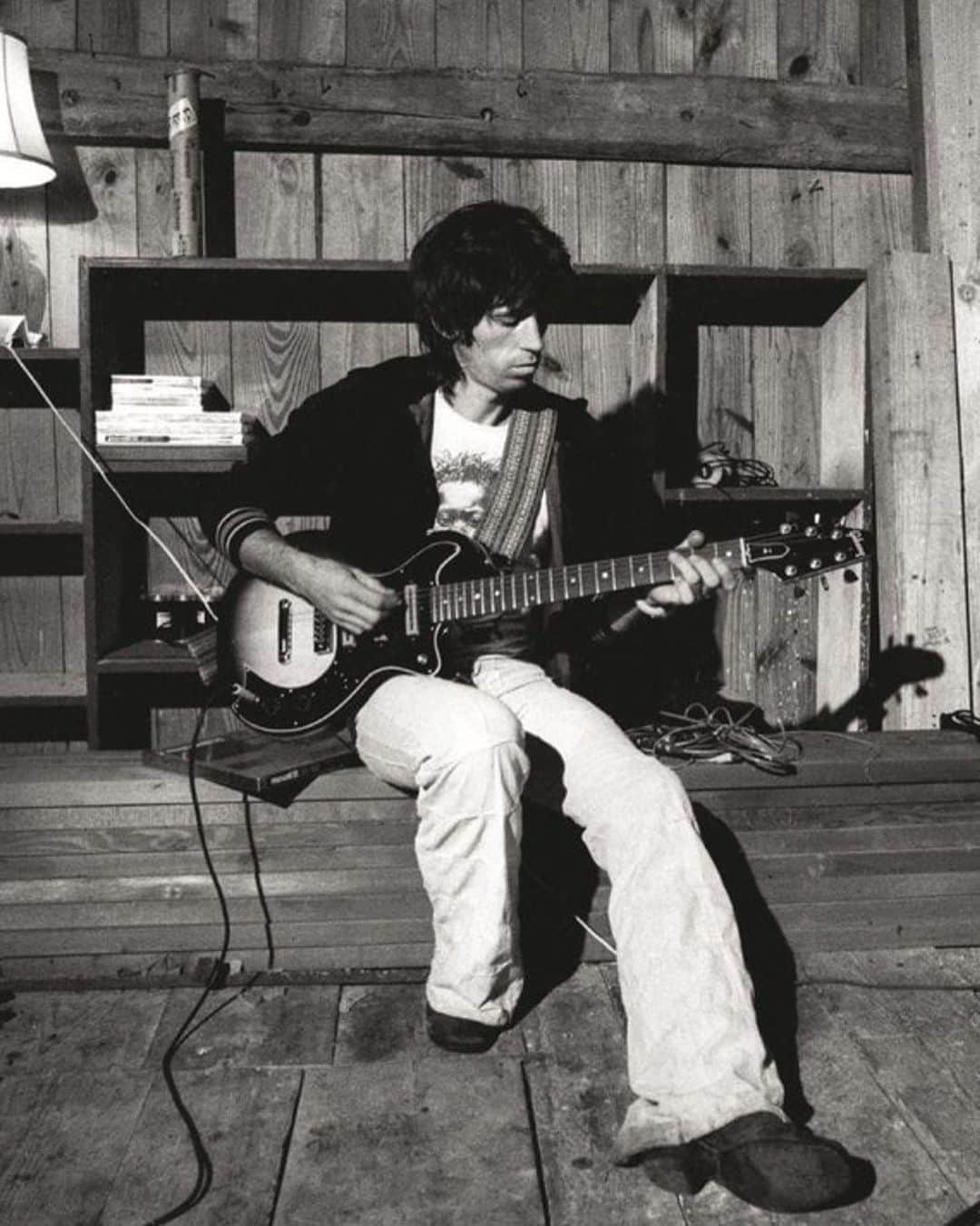 The Rolling Stonesのインスタグラム：「"I mean, give me a guitar, give me a piano, give me a broom and string, I wouldn't get bored anywhere."  📸: Keith Richards in NYC by Ken Regan @officialkeef   #therollingstones #keithrichards #blackandwhitephotography」