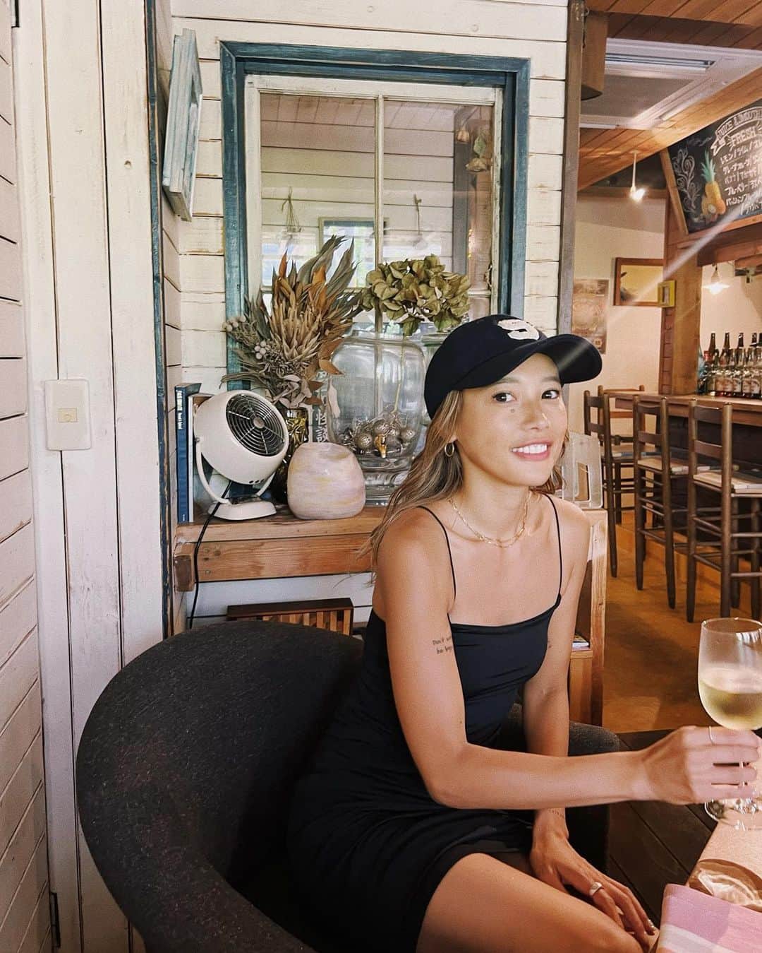 馬詰まほのインスタグラム：「S u m m e r 😈 🍕🍷🐎✨🎮 現実的な写真多めですがみんな好きでしょ? 食べてるときと飲んでるときと 寝てるときがいちばん幸せなんですがっ♡ @freeculture_fujisawa #dayoffvibes #lifeisgood」