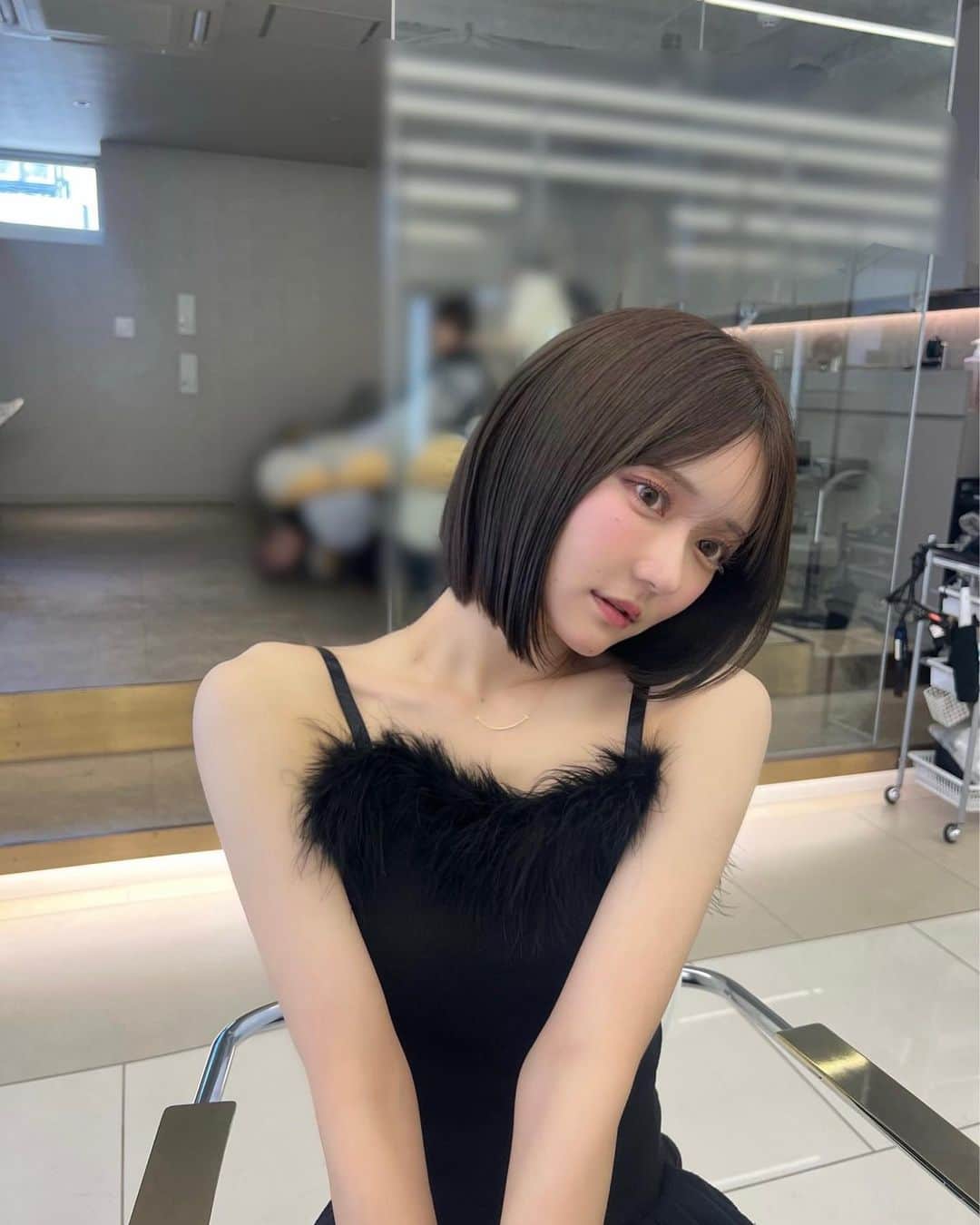 石綿日向子さんのインスタグラム写真 - (石綿日向子Instagram)「🩶🦢 new hair:) 😮‍💨♡彡 ボブにしましたー🙋🏻どうー？ 天才こにたん！ @kyohei_konishi  世界中の女子通うべき！ありがとう！  #ボブヘア #黒髪ボブ」7月30日 22時27分 - hinako_ishiwata