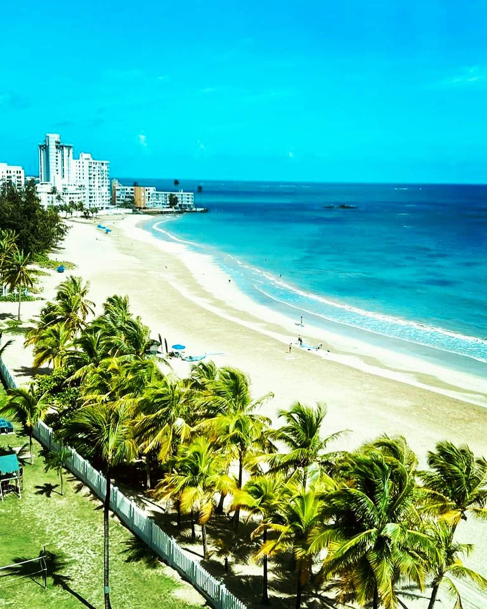 イーサイ・モラレスのインスタグラム：「Lovely morning in the ‘Green Island’ section of San Juan, PR, Isla Verde. #puertorico #islaverde #graciasdios」