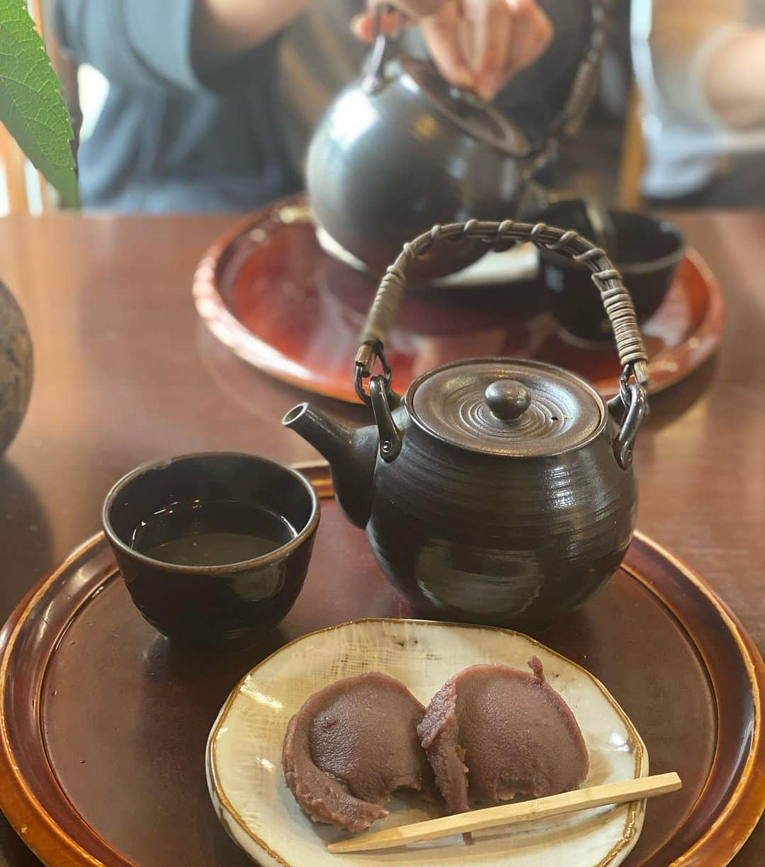 岩崎裕美さんのインスタグラム写真 - (岩崎裕美Instagram)「2023.6  📍二上山登山(雌岳 / 雄岳)⛰️  前回行ったの4,5年前の5月頃だったから気候も良くてすいすい〜っと登り下りした記憶なのだけど、  気温と湿度のせいなのか  体力が落ちたのか  ルートが違うからなのか  前回よりしんどかった😇  ちなみに9,10枚目の写真はマイフェイバリット餅の一つである #中将堂本舗 のお餅。  写真9,10枚目にもってきてあたかも登山後のご褒美に美味しくいただきました風やけど、登山する前に何ならお持ち帰りじゃなく店内でお茶と共にほっこり食べたよね←  そのままそこで喋り続けてしまいそうなほっこり感〜☺️☺️#違う今から登るよ🧗‍♀️  ちなみに7月〜はお餅販売してないみたいでギリギリ6月中に登山したから食べれた✌️幸。  登山のことより餅のこと語ってしまうね？😇  みんなで食べる頂上でのお弁当とおやつタイム、学校みたいでめちゃ好きだった。  いつも通りソロ登山もするけど、最近はダンスメンバーのおかげで賑やか楽しい登山もできて嬉しいな🫶💜」7月30日 22時28分 - hiromi_iwasaki