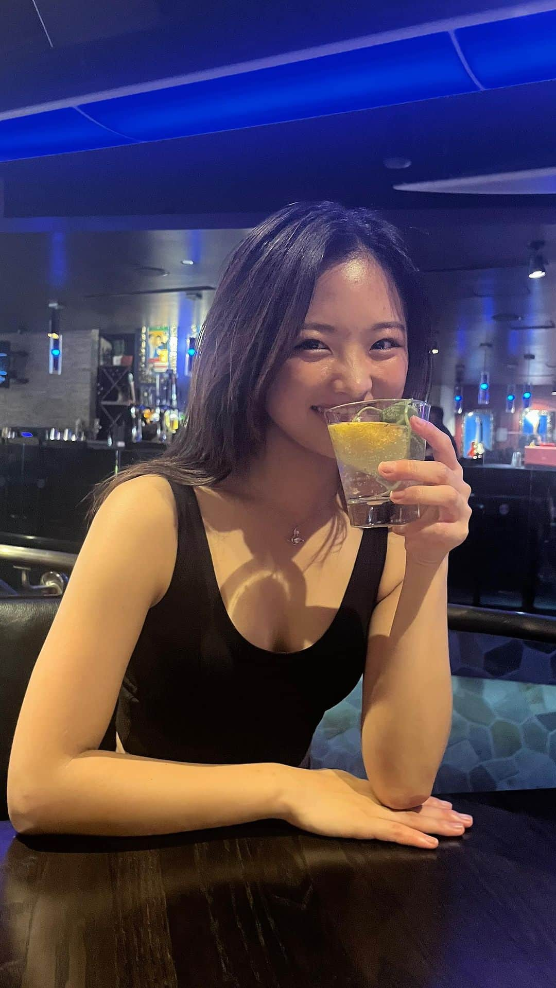 石井美音奈のインスタグラム：「ロスで炭酸水をよく飲んでだんだけど フレーバー種類が豊富なの✨  美音奈ジュースは基本飲まないから、 フルーティーなフレーバーがたくさんあって 飲んでで楽しかったぁ！！  動画では、 炭酸水にミント.レモン.ライムを入れてもらったよぉ〜  #los #losangeles #ロス #ロスアンゼルス  #炭酸水 #sparklingwater #water #bar #restaurantparis」