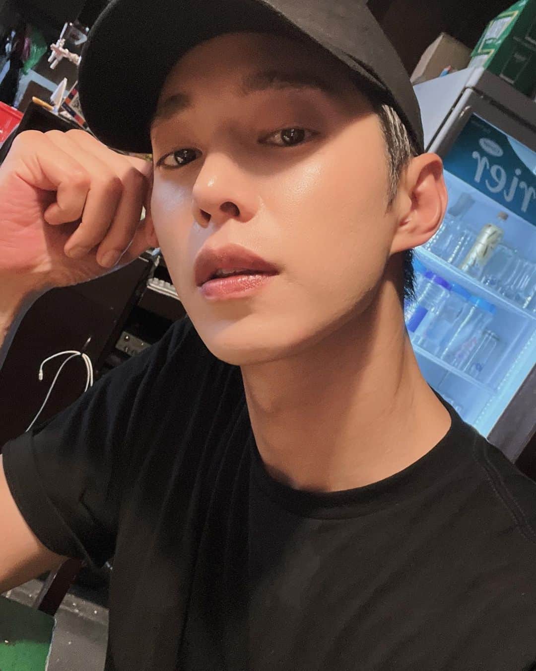 ソン・ウォンソクのインスタグラム：「너무 더워..」