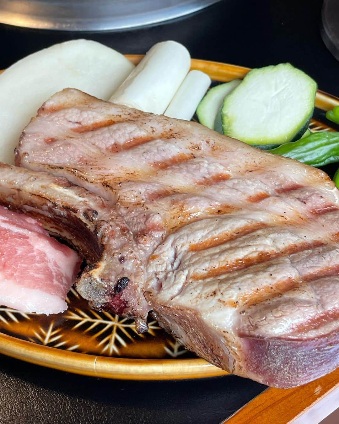 高井香子さんのインスタグラム写真 - (高井香子Instagram)「【激ウマ熟成豚ロース🥩】 #고도식 @godosik92   最初の3枚の絵力つよつよ🥩  目の前で丁寧に焼かれる豚ロースはボリューミーで絶品... 分厚いのに食べやすくて、脂身が少ないので胃もたれしない。 それでいてジューシーという... 美味しさの塊でした🥲  サイドメニューも人気で、ユッケや焼き飯、チゲも絶賛！！ 日本語メニューがあって驚き🇯🇵  日本語メニューがあるのに、 まだ知らない方が多いので是非行ってみてほしい！！  @hyoooooni_ ちゃんのオススメなので味は間違いなし。  本当にお世辞抜きに美味しくて、 おじおじとペロリでした！  special thanks @bobby__chung  @simmoya_  @hyoooooni_   #고도식 #1日1こうこりあさんぽ  #韓国 #韓国旅行 #韓国料理 #韓国グルメ #韓国情報」7月30日 22時30分 - cocoreacoco