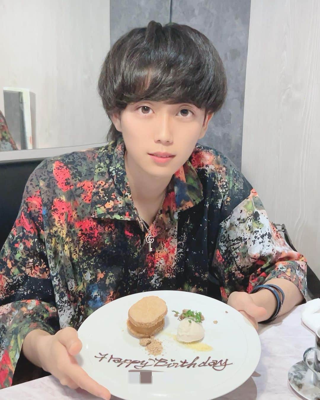 若月雅のインスタグラム：「. 可愛い可愛い弟のお誕生日🎂✨笑 22歳おめでとう🤍 家族でディナーいったよ🍽️ ご飯どれも美味しかった〜😋  大学も塾の先生もサークルも、全部頑張ってるちびがとても誇りです(●´ω｀●) . . #🎁 #姉妹から　#GUCCI #ネックレス #弟の誕生日 #おめでとう」