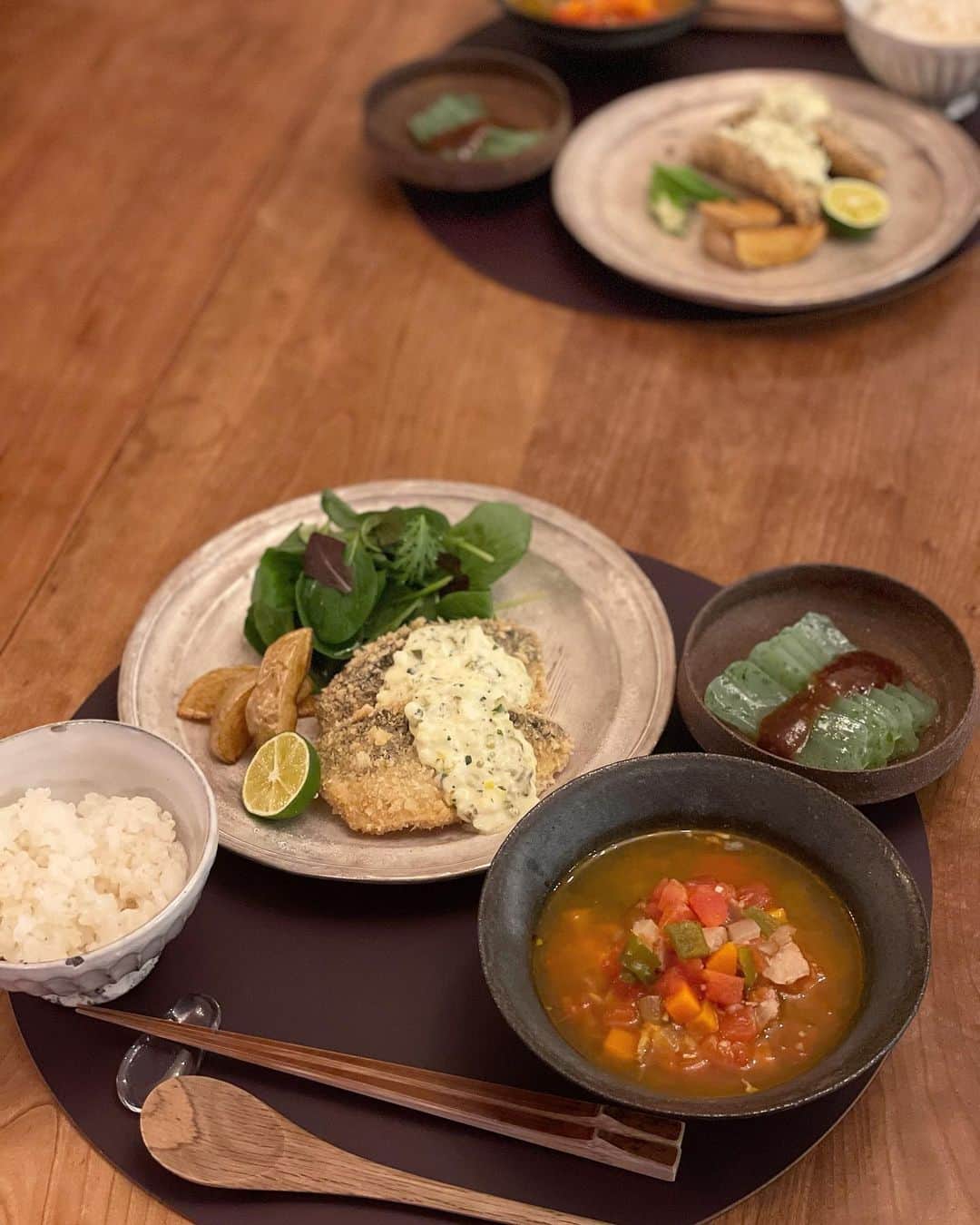 松見早枝子のインスタグラム：「今夜は#アジフライ 🥢 #タルタルソース で🥚✨ ・ 魚料理だとさほど歓声を上げることのない息子も、アジフライのタルタルソースは別です😙👍 ・ タルタル、美味しいけれど今の私にはすだちが欲しい😅 ・ うちのタルタルソースのレシピ、下に書かせいただくので、アジ🐟が美味しいこの時期、ぜひ作ってみてくださいねー❗️ ・ あとは、夏野菜の#ミネストローネ 🥄に、食べ続けると不思議と肌が良くなる#刺身こんにゃく でした😊 ・ ◾️タルタルソース 〈材料〉2人分 ・マヨネーズ　50g ・玉ねぎ(みじん切り) 大さじ1 ・きゅうりのピクルス(みじん切り＊)2本 ・ゆで卵　1個 ・パセリかディル(みじん切り)お好みで適量 ・塩　最後に少々 ▫️ (＊)コルニション、甘くないフレンチピクルスがおすすめ ▫️ 〈作り方〉 ゆで卵は殻をむいてフォークの背などで細かく潰し、他の全ての材料と混ぜ合わせる。塩で味を調える。 ・ ・ #うちごはん #おうちごはん #タルタルソースレシピ #粮理家 #ウェルネスフードスタイリスト #松見早枝子 #friedfish with#tartarsauce #wellnessfoodstylist #saekomatsumi」