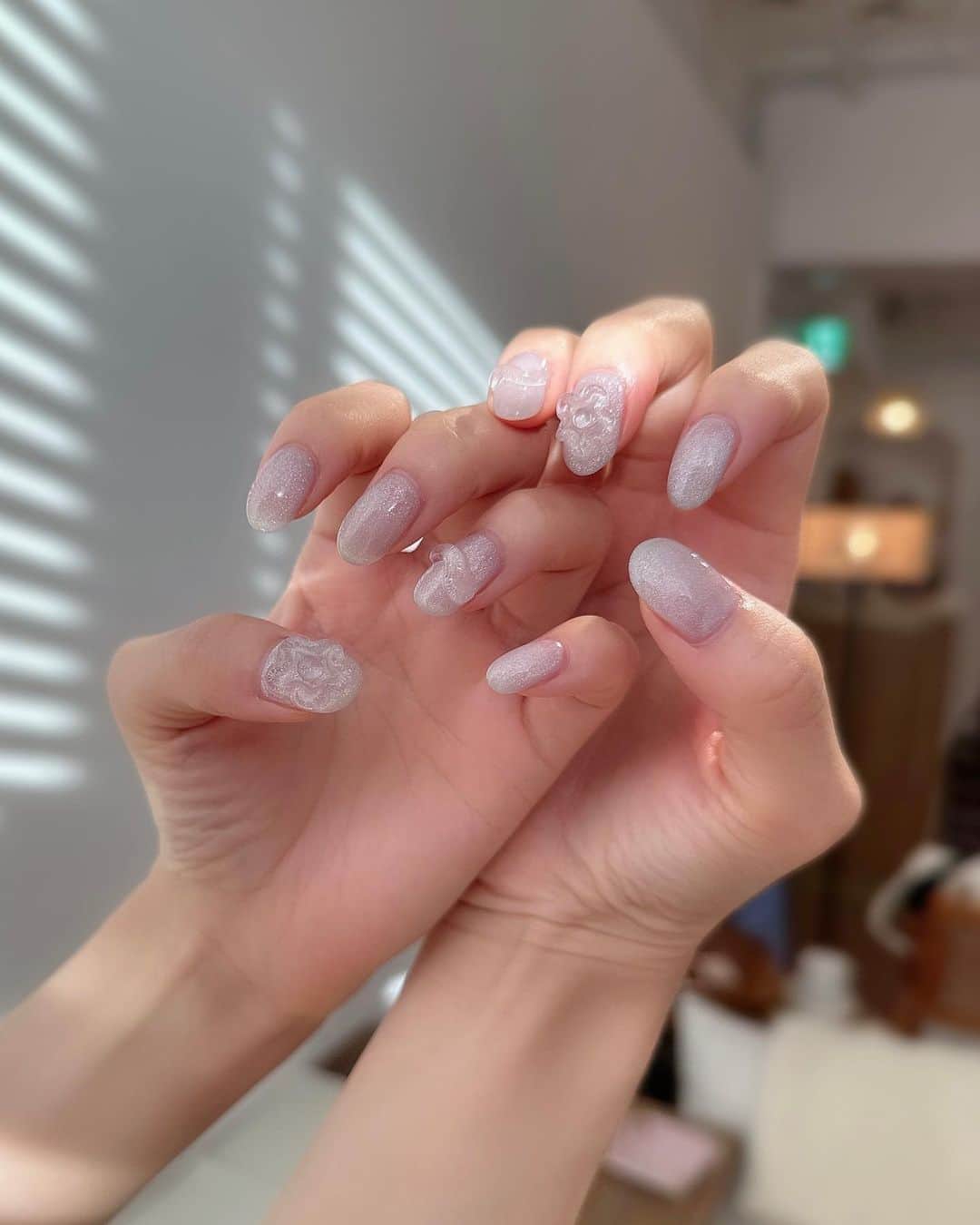 畑美紗起のインスタグラム：「きらきらの夏ネイル💅🩵  水色のマグネットネイルにしたよ🧲 爽やかで夏っぽいの☀️ ちゅるちゅるのキラキラでかわいいんだよ∩^ω^∩ お 花とうねうねちゃんもいれてもらいました🌸  @akane.4.8 さん🐿️  #ネイル #ネイルデザイン #ジェルネイル #シンプルネイル #マグネットネイル こかか#キラキラネイル #キラキラ #オーロラネイル #オーロラ #トレンドネイル #夏ネイル #夏 #nail #nailart #naildesign #naildesigns #nails」