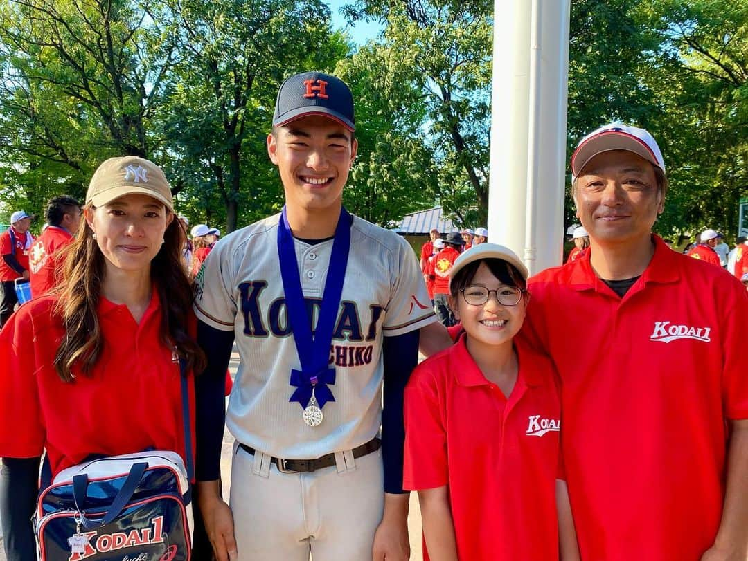 服部未佳さんのインスタグラム写真 - (服部未佳Instagram)「高校野球夏の青森大会⚾️決勝 #八戸工大一 の2年生エース #金渕光希 #投手 を取材しました。 ピンチの場面も笑顔を絶やさず 最後まで投げ切った笑顔のエース✨ 金渕投手に限らず 長谷地キャプテンを始め八工大一チームは皆 笑顔がとっても素敵で、印象的でした。 見ている人をワクワクさせてくれる 魅力的なチームだったなぁ。 本当に、お疲れさまでした🥲  金渕投手は決勝戦の後、大会期間中 初めてご家族と会えたそうです。 父・真人さんは元球児！ 母・渚さんはソフトボールの元ピッチャー！ 渚さんは、ピッチャーの気持ちが分かるからこそ 試合前は「息ができない、苦しい😣」と 緊張した様子でした。 素敵なご家族にも話を伺えて嬉しかったです☺️ ありがとうございました❤️‍🔥  ABAのスポーツサイト#ベスポジ ぜひご覧ください！ 「ABAベスポジ」で検索です🔎 #高校野球 #夏 #青森」7月30日 22時46分 - mikahattori_aba