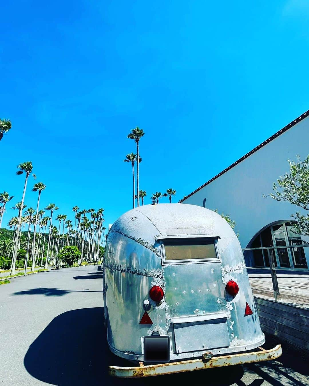 マイケル富岡のインスタグラム：「可愛い過ぎるフォルム♡airstreamでbeachtour〜ready? #summer #beach #beachtour #vintage #trailers #california #usa #love #nature #マイケル富岡 #タレント #俳優 #撮影 #surfershouse #beachhouse #隠れ家 #generalamericanhome #海 #ビーチ #大自然 #癒し #lalife #lastyle #usatv #airstream #ビーチツアー」