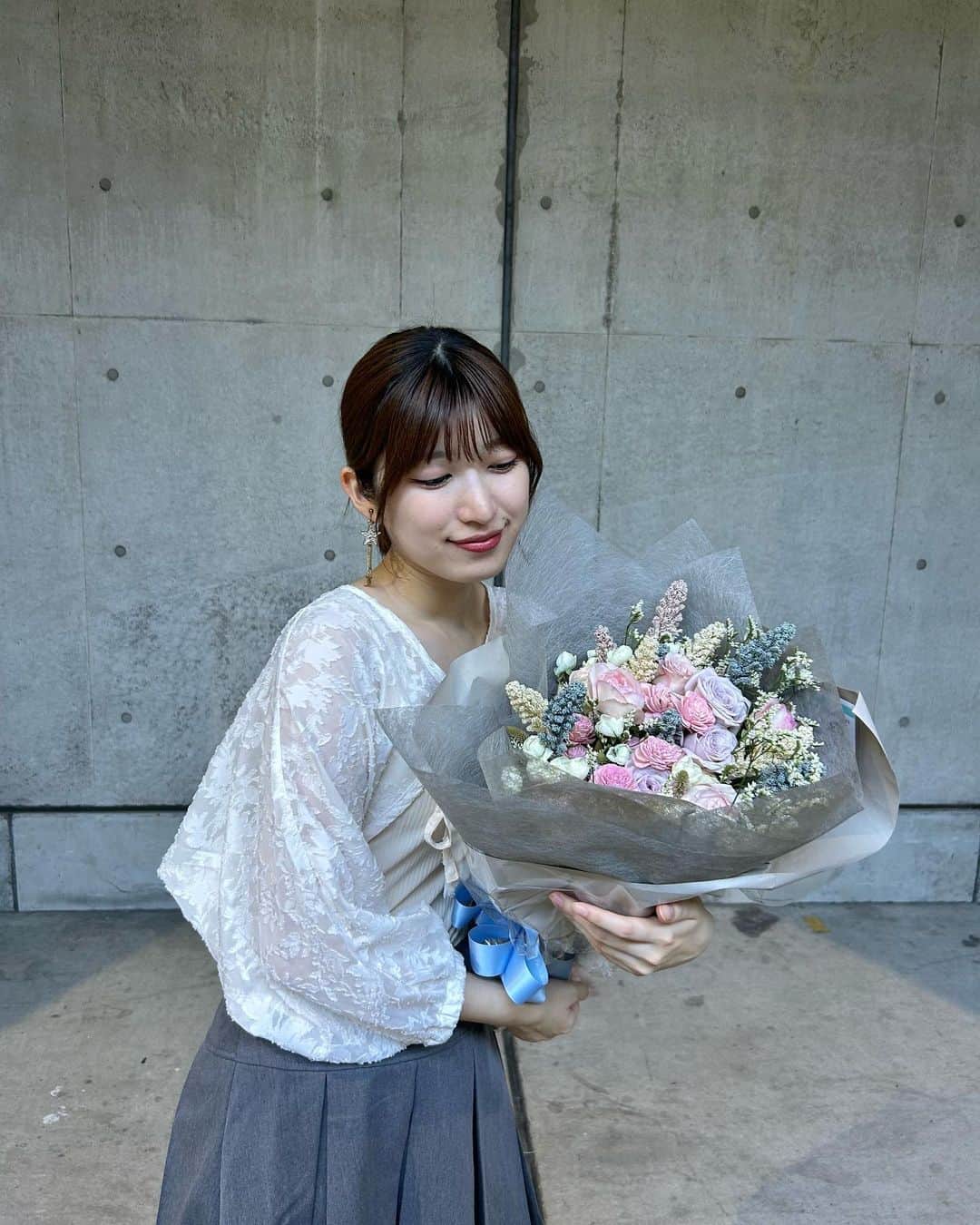 吉田華恋のインスタグラム：「最後のお話し会、ありがとうございました💬  8年間の握手会、お話し会を通して皆さんとの素敵な思い出がたくさん出来ました。  8年前、私の初めての握手会に来てくれていた方が今日も変わらず会いに来てくれましたが 「知らないファンの人がいっぱい！笑」 その言葉が嬉しくて… この8年間で色んな方が私を応援して支えてくれて 今ではこんなにもの方が私をお見送りしてくれてるという事に幸せな気持ちでいっぱいです！  ファンの方々が仲良くなったりお友達を連れてきてくれたり、毎回私に話すことを用意してくれていたり手作りグッズをわざわざ見せてくれたり、、 私の握手会、お話し会レーンはずっと変わらず笑いの絶えない場所だったな！ みんなで笑って盛り上がってそんな愛おしい時間が大切な思い出です。  昨日、今日は今までの想いを涙を流しながら一生懸命に伝えてくれる方もいて 私、愛されてるーーっ！って実感しました♡笑  8年間、たくさん会いに来てくれてありがとう！！！！！  残りの期間もよろしくね♡」