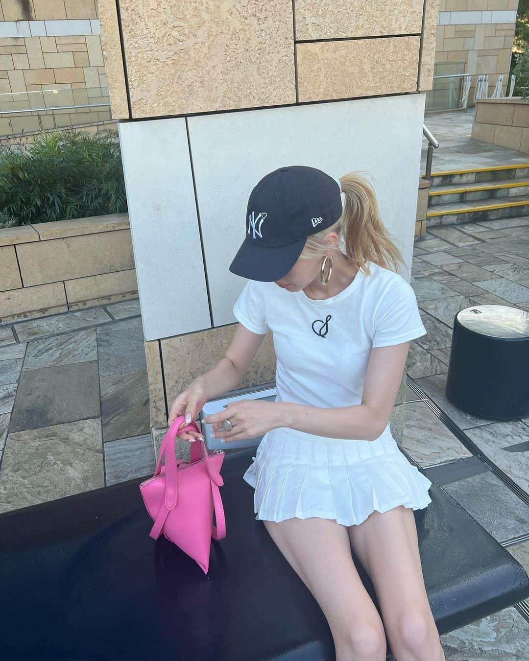 山本ソニアのインスタグラム：「🎬🤍  今週は映画見に行ってきたよ 「怪物」「君たちはどう生きるか」素敵な深い深い作品でした  来月公開のBarbieが本当楽しみ💗  #whitestyle #miniskirt #brandymelville #vasic #meltthelady #ミニスカート#ホワイトコーデ#キャップ#映画鑑賞#スニーカー女子#スニーカーコーデ」