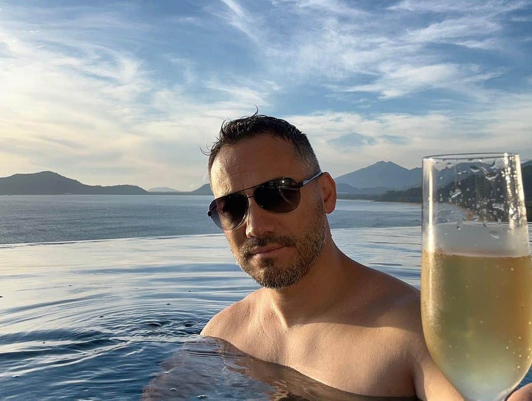 ベリッシモ・フランチェスコさんのインスタグラム写真 - (ベリッシモ・フランチェスコInstagram)「Pool paradise with a good glass of wine🏝️ プライベートプールでワインの素敵な時間🥂 Il gladiatore romano dopo il “Calidarium” si tuffa nella “Natatio” per assaporare un buon bicchiere di vino❤️ #ベリッシモ #料理研究家 #francescobellissimo #料理研究家ベリッシモ #ワイン #wine #winelover #champagne #cava #ervinello #vino #vinum #ubriaco #vitamondana #lifestyle #lifestyleblogger #banyantree #banyantreelangco #バニヤンツリー #ワイン #お洒落 #ラグジュアリー #芸能人 #イタリア人 #ベトナム #ベトナム旅行 #vietnam #pooltime #poolday #poollife #enjoyeverymoment」7月30日 22時45分 - bellissimoyoshi