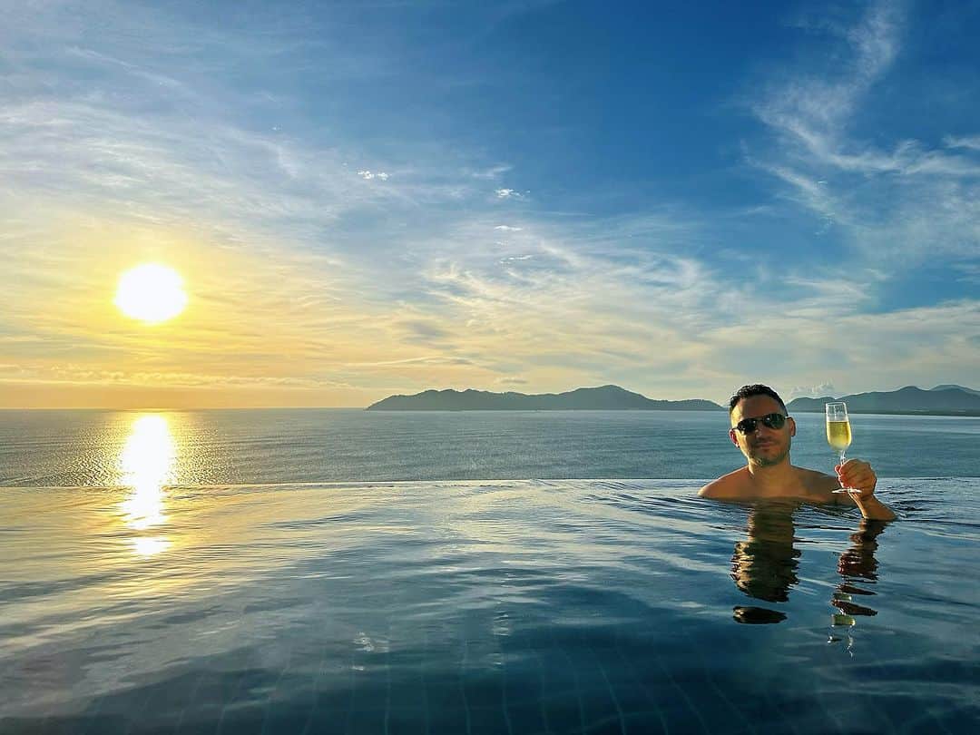 のインスタグラム：「Pool paradise with a good glass of wine🏝️ プライベートプールでワインの素敵な時間🥂 Il gladiatore romano dopo il “Calidarium” si tuffa nella “Natatio” per assaporare un buon bicchiere di vino❤️ #ベリッシモ #料理研究家 #francescobellissimo #料理研究家ベリッシモ #ワイン #wine #winelover #champagne #cava #ervinello #vino #vinum #ubriaco #vitamondana #lifestyle #lifestyleblogger #banyantree #banyantreelangco #バニヤンツリー #ワイン #お洒落 #ラグジュアリー #芸能人 #イタリア人 #ベトナム #ベトナム旅行 #vietnam #pooltime #poolday #poollife #enjoyeverymoment」