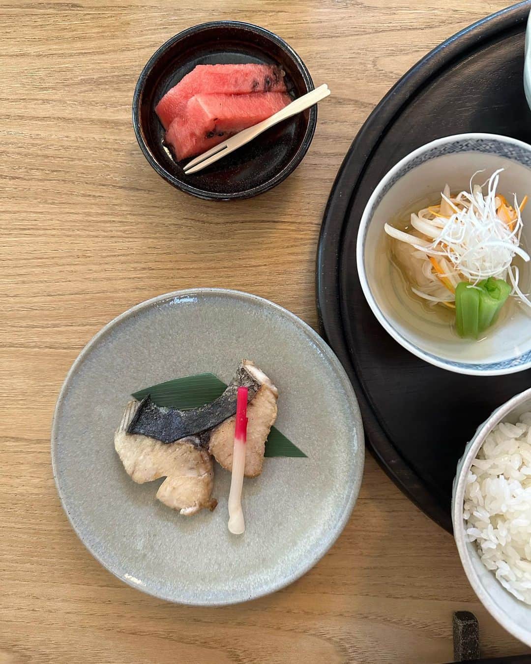 鈴木康代のインスタグラム：「Azumiのお食事は野菜がたーっぷりで大好きです🥦 普段からよく食べてる野菜でこんなに色々できちゃうなんてすごい🥕」