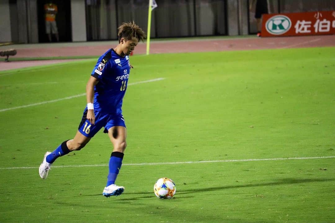 岡野洵さんのインスタグラム写真 - (岡野洵Instagram)「. . J通算100試合を達成しました。 ヴィファーレン長崎のユニフォームに袖を通し達成できた事を嬉しく思います！  自分を育ててくれたジェフ。 沢山の経験をさせて頂いたトリニータ、ゼルビア。  今まで在籍したクラブ、チームメイト、ファン、サポーターの皆さん、全ての方々に感謝しています。  これからも自分らしく目標に向かって努力し続けます🔥🔥  #jefunited #oitatrinita #fcmachidazelvia #vvarennagasaki #ヴィヴィ君花束ありがとうね👍 #チャント嬉しかったです😭🙇‍♂️」7月30日 22時46分 - jun.o_official