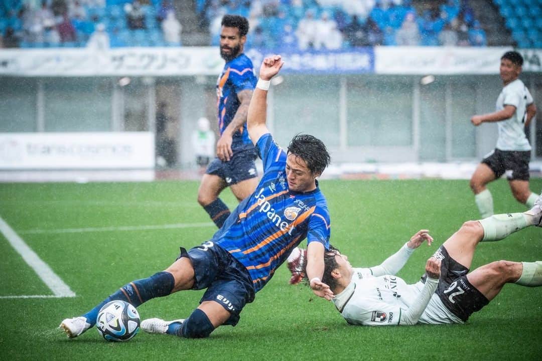 岡野洵さんのインスタグラム写真 - (岡野洵Instagram)「. . J通算100試合を達成しました。 ヴィファーレン長崎のユニフォームに袖を通し達成できた事を嬉しく思います！  自分を育ててくれたジェフ。 沢山の経験をさせて頂いたトリニータ、ゼルビア。  今まで在籍したクラブ、チームメイト、ファン、サポーターの皆さん、全ての方々に感謝しています。  これからも自分らしく目標に向かって努力し続けます🔥🔥  #jefunited #oitatrinita #fcmachidazelvia #vvarennagasaki #ヴィヴィ君花束ありがとうね👍 #チャント嬉しかったです😭🙇‍♂️」7月30日 22時46分 - jun.o_official