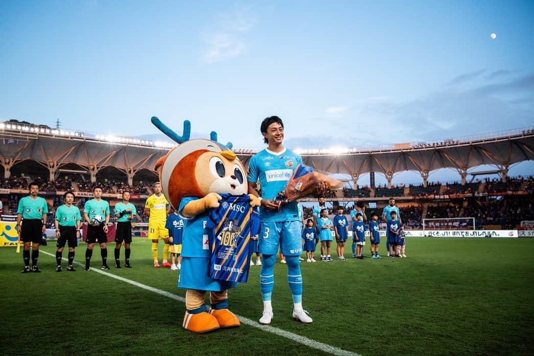 岡野洵さんのインスタグラム写真 - (岡野洵Instagram)「. . J通算100試合を達成しました。 ヴィファーレン長崎のユニフォームに袖を通し達成できた事を嬉しく思います！  自分を育ててくれたジェフ。 沢山の経験をさせて頂いたトリニータ、ゼルビア。  今まで在籍したクラブ、チームメイト、ファン、サポーターの皆さん、全ての方々に感謝しています。  これからも自分らしく目標に向かって努力し続けます🔥🔥  #jefunited #oitatrinita #fcmachidazelvia #vvarennagasaki #ヴィヴィ君花束ありがとうね👍 #チャント嬉しかったです😭🙇‍♂️」7月30日 22時46分 - jun.o_official