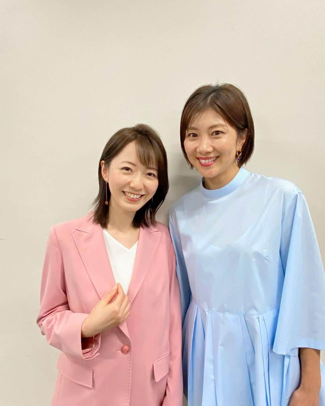 内田嶺衣奈のインスタグラム：「この週末は、 バドミントン🏸 ジャパンオープン2023の中継でした😊  今日は決勝が行われ、ワタガシペアが混合ダブルス日本勢初優勝の快挙！痺れました〜😭✨ 取材用記者席で見ていたのに試合中興奮でなかなか声が止められませんでした🙊💦  そして男子ダブルスはホキコバペア準優勝！ ここまでの戦い、本当に世界に通用するお2人の強さ、そして仲の良さを見せてもらいました☺️ おめでとうございます✨  ハードなオリンピックレースはまだまだ続いていくので、日本勢みなさん、とにかく身体に気をつけて頑張ってほしいです🥺 今からパリが楽しみ😊🇫🇷  写真は安心安定、大好きな潮田玲子さん❣️ そしてフジテレビバドミントンチーム🏸 連日通った国立代々木競技場🏟️ 毎日お天気に恵まれました☀️  #ジャパンオープン2023 #ありがとうございました」