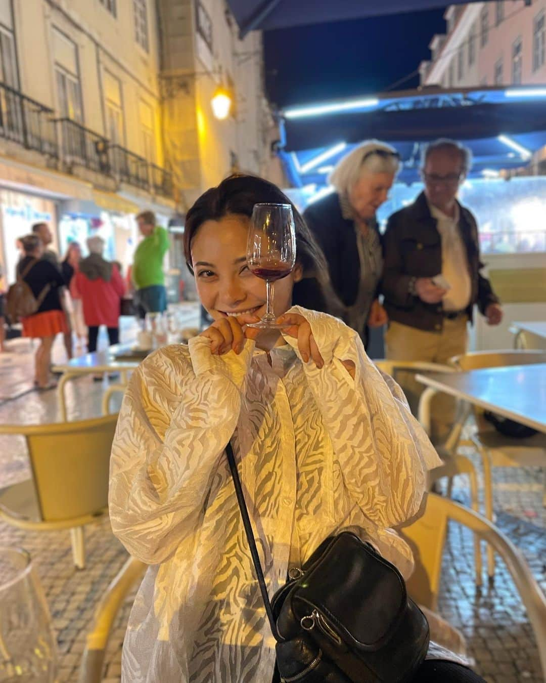 東條公美さんのインスタグラム写真 - (東條公美Instagram)「Throwback to Lisboa 2022🇵🇹💙  ポルトガルの首都リスボン  優しく陽気な人々はもちろん 港ヨーロッパの建築の素晴らしさ なによりも真っ青な美しい空に 吸い込まれそうになるくらい見惚れていた  美味しいカフェやポルトガル料理 そして旅のお目当てのポルトガルワインを堪能  笑顔溢れる陽気なポルトガルがだいすき🤍」7月30日 22時48分 - tomomi_tojo