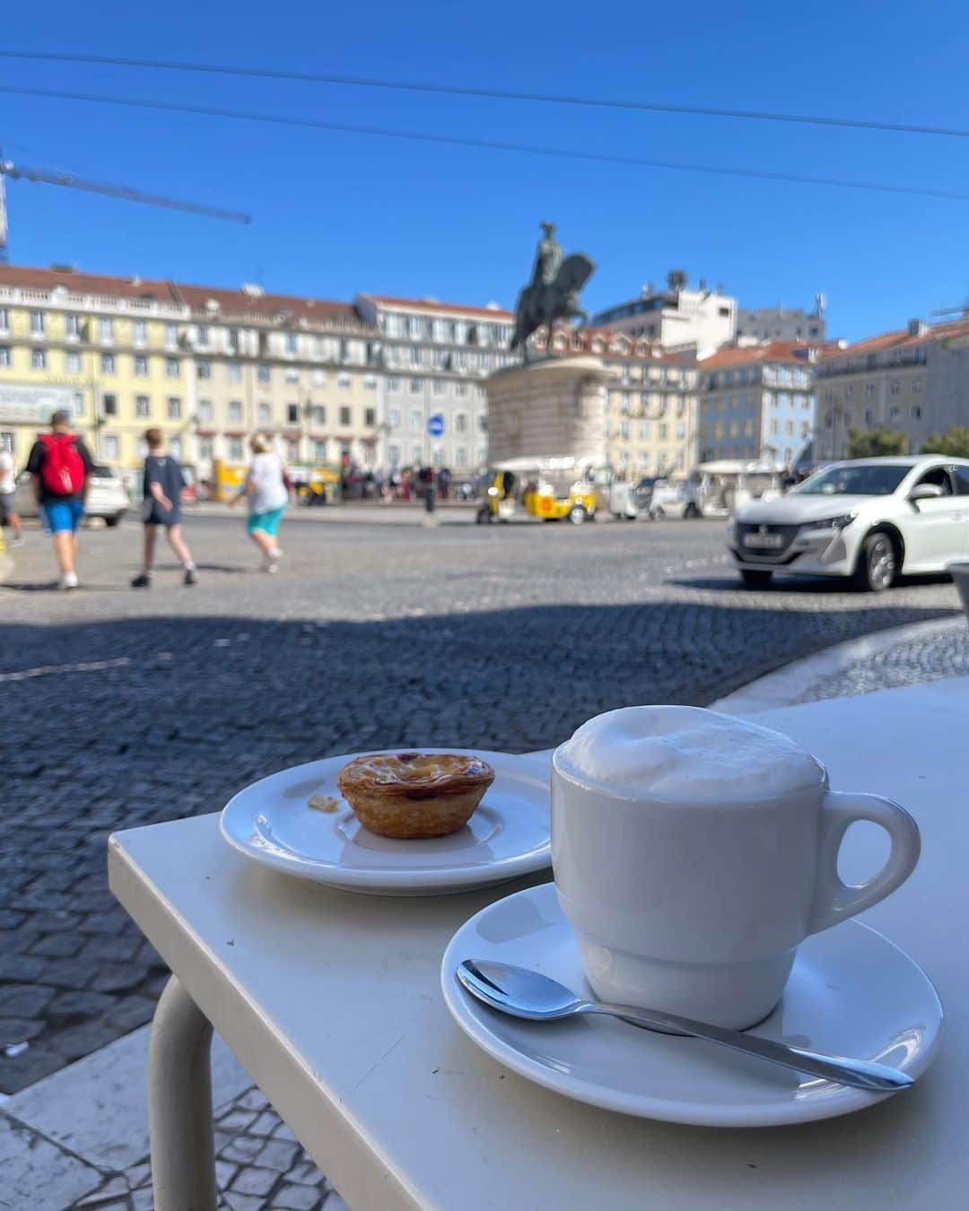 東條公美さんのインスタグラム写真 - (東條公美Instagram)「Throwback to Lisboa 2022🇵🇹💙  ポルトガルの首都リスボン  優しく陽気な人々はもちろん 港ヨーロッパの建築の素晴らしさ なによりも真っ青な美しい空に 吸い込まれそうになるくらい見惚れていた  美味しいカフェやポルトガル料理 そして旅のお目当てのポルトガルワインを堪能  笑顔溢れる陽気なポルトガルがだいすき🤍」7月30日 22時48分 - tomomi_tojo