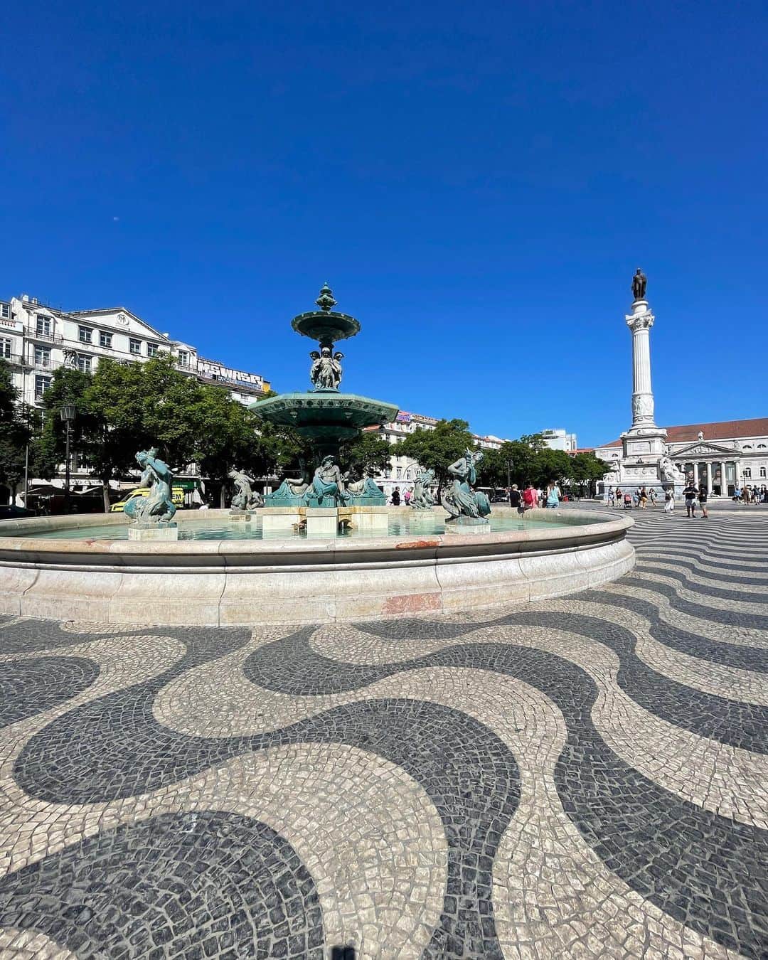 東條公美のインスタグラム：「Throwback to Lisboa 2022🇵🇹💙  ポルトガルの首都リスボン  優しく陽気な人々はもちろん 港ヨーロッパの建築の素晴らしさ なによりも真っ青な美しい空に 吸い込まれそうになるくらい見惚れていた  美味しいカフェやポルトガル料理 そして旅のお目当てのポルトガルワインを堪能  笑顔溢れる陽気なポルトガルがだいすき🤍」