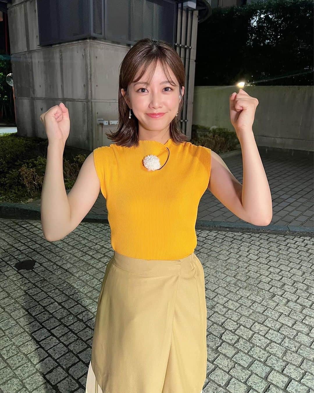 のインスタグラム：「今日も厳しい暑さでした。 土用の丑の日！"う"のつくものを食べて暑さを乗り切れましたか？🌻  ビタミンカラーの夏色なお洋服でした。 コルセットの中からストンと落ちるスカートが綺麗でした👗 〜7/29衣裳情報〜 トップス @galanos_official スカート  @remour_official」