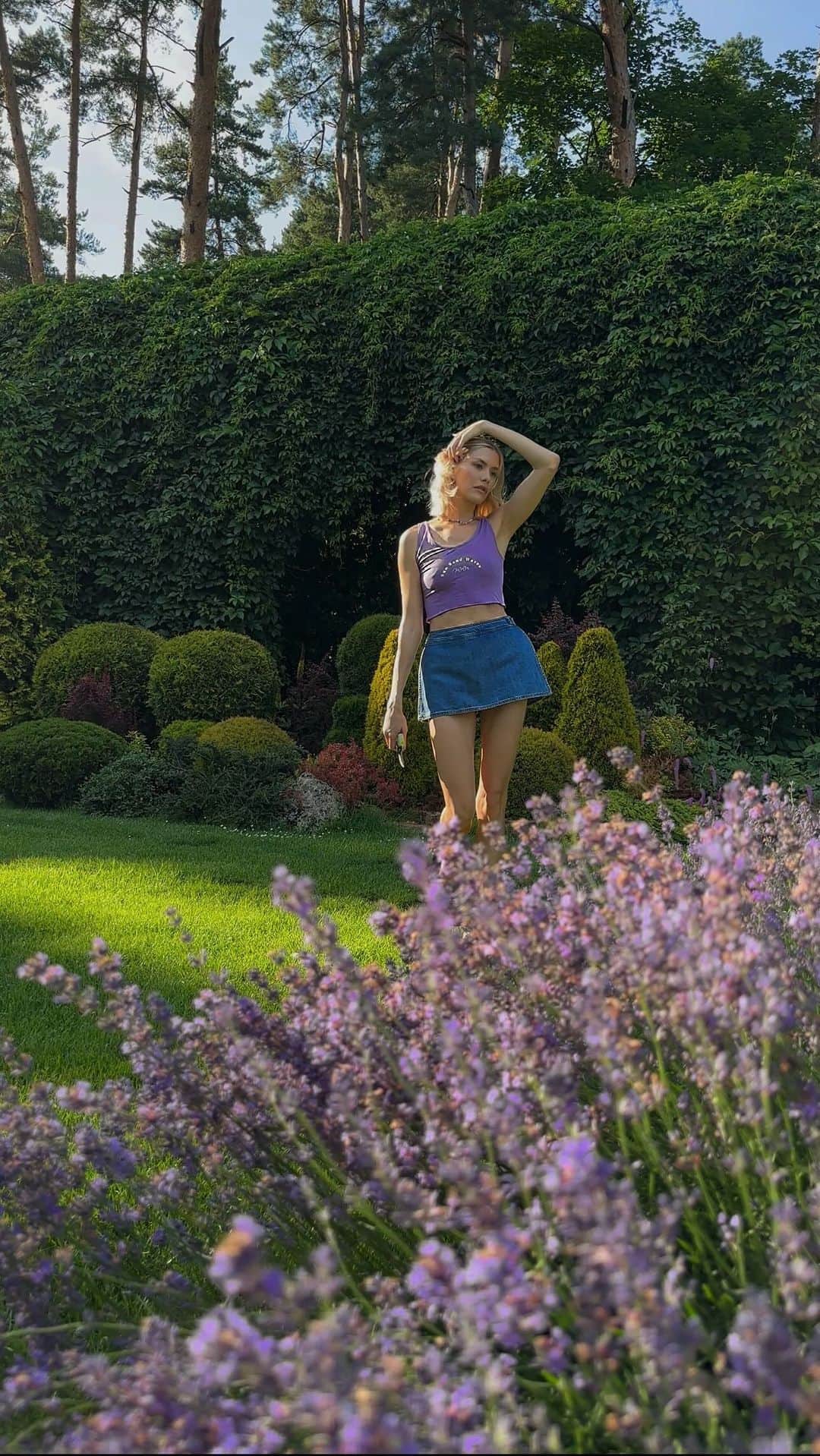 エレナ・ペルミノヴァのインスタグラム：「In my Garden of Eden 🪲🌳🌸🐝」