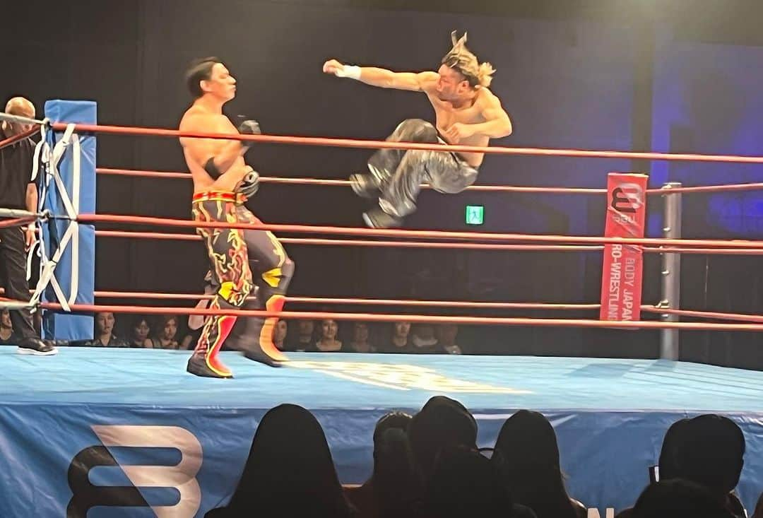 前口太尊のインスタグラム：「7.29 #ベストボディジャパンプロレス 5周年記念大会でした。  俺はバトルロイヤルで参戦！！  トップバッターでした。  ムキになってムカついてプランチャーだけやらないように気をつけたけど、油断して終盤落とされました。  また修行あるのみ！ ルールも覚えてきたしね。 たぶん。 お写真お借りしております。すみません。  #パンチドランカーなんで　#飯伏プロレス研究所　#5周年おめでとうございます」