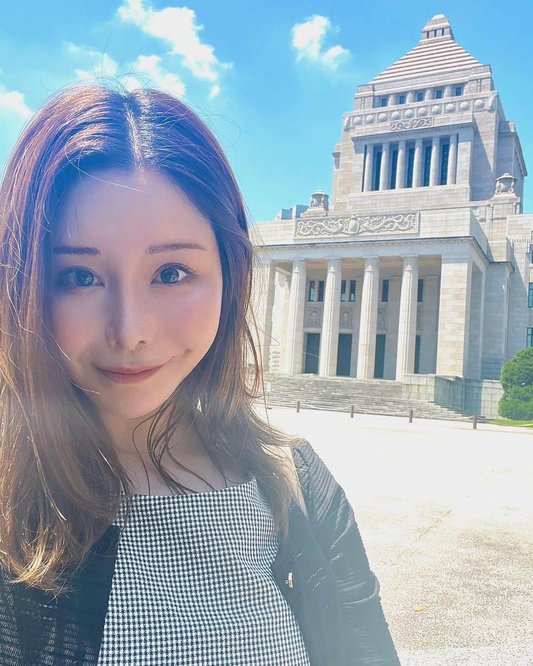 利咲さんのインスタグラム写真 - (利咲Instagram)「先日、東京維新の会の女性メンバーが集まり、石井みつ子事務所主催にて国会議事堂参議院見学へ行ってまいりました。  そして日本維新の会の副代表である、辻淳子大阪市議会議員の勉強会に出席させていただきました！維新の歴史や今後の展望など大変勉強になる時間でした。本当にありがとうございます。 特に教育無償化の実現や未来の子どもたちへ教育の充実さの為に動いてらっしゃるところに共感いたしました。 未来へ残せるものは教育だということ。私にとっての政治の原点であるホセ・ムヒカさんが残した言葉の一つでもあります。  辻淳子さんは元々政治家3代目の自民党だったそうですが、新しい改革が必要だ！絶対に維新に行きたいと自らの強い意志で自民党を飛び出して初代のメンバーとして立ち上がったそうです。維新は改革保守政党です。自民党は日本の政治の歴史の基盤を築きましたが今こそは日本を新しくバージョンアップして変えていく必要性を感じています。 一番初期は大阪で4名からスタートしたといいます。維新の黎明期に携われているということをさらに実感いたしました。  女性議員が東京でも増え、現在東京全体72人中の24名が女性となりました。 女性議員の皆さんとの繋がりも大切にし、共に未来への改革を推し進めていけるように切磋琢磨していきたいと思います。  国会議事堂見学ですが、テレビで見ている参議院の議場を実際に目の当たりにすると、ここで日本の法案の審議や議決が行われているのか…と感動しますね。 荘厳な建築は見ているだけでも歴史を感じ、同時に重みも感じます。  写真の解説ですが、「お席」というのは天皇陛下のみが座ることのできる椅子、そして最後の写真の扉🚪は皇族のみが利用できる専用のトイレ🚽だそうです！（中がとても気になりますが見ることは出来ません笑） そして写真にはありませんが、天皇陛下のお部屋もあるのですが約60億円かかっているそう👀国会議事堂が約600億円で作られているそうなのでその10%となります。 また、国会議事堂はすべて国産のものを使用していて海外製のものは3つだけ（郵便ポスト、鍵、ステンドグラス）だそうです。  中央広間の3人の銅像は板垣退助、大隈重信、伊藤博文と各四角に建っているのですが、4つ目の台座が空席のままです。（６枚目の右下です） 一つだけ空いている理由は「いつかこの3人を超える政治家が現れて欲しいという願い」や、「政治に完成ははない、未完の象徴」という意味、また「ここに置くとその方のお尻が皇居にむいてしまうから？！」などという諸説が色々とあります。 国会議事堂参議院の見学は一般の方でも出来ますのでぜひ皆様も一度ご覧になってみてはいかがでしょうか。 解説を聞きながら回ると勉強にもなって楽しいですよ！  #日本維新の会 #東京維新の会 #きたれ女の政治 #若林りさ #世田谷区 #世田谷区議会議員 #辻淳子 #石井苗子  #きたれ女の政治 #国会議事堂 #国会議事堂見学  #国会議事堂参議院  #国会議事堂参議院見学  #参議院 #thedietofjapan」7月30日 22時49分 - himeringo908