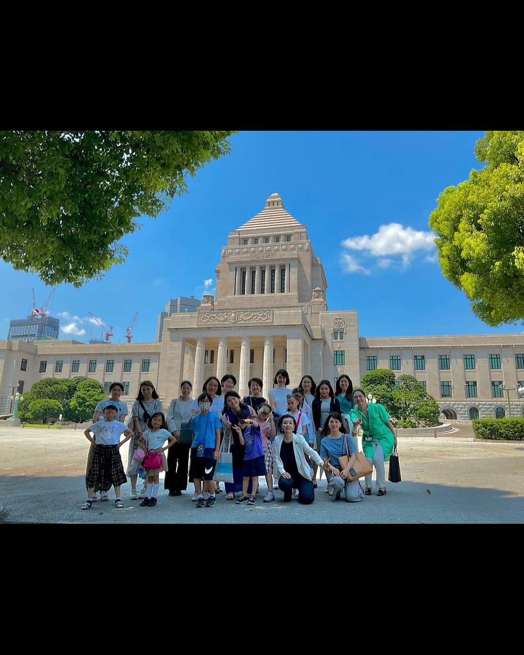 利咲さんのインスタグラム写真 - (利咲Instagram)「先日、東京維新の会の女性メンバーが集まり、石井みつ子事務所主催にて国会議事堂参議院見学へ行ってまいりました。  そして日本維新の会の副代表である、辻淳子大阪市議会議員の勉強会に出席させていただきました！維新の歴史や今後の展望など大変勉強になる時間でした。本当にありがとうございます。 特に教育無償化の実現や未来の子どもたちへ教育の充実さの為に動いてらっしゃるところに共感いたしました。 未来へ残せるものは教育だということ。私にとっての政治の原点であるホセ・ムヒカさんが残した言葉の一つでもあります。  辻淳子さんは元々政治家3代目の自民党だったそうですが、新しい改革が必要だ！絶対に維新に行きたいと自らの強い意志で自民党を飛び出して初代のメンバーとして立ち上がったそうです。維新は改革保守政党です。自民党は日本の政治の歴史の基盤を築きましたが今こそは日本を新しくバージョンアップして変えていく必要性を感じています。 一番初期は大阪で4名からスタートしたといいます。維新の黎明期に携われているということをさらに実感いたしました。  女性議員が東京でも増え、現在東京全体72人中の24名が女性となりました。 女性議員の皆さんとの繋がりも大切にし、共に未来への改革を推し進めていけるように切磋琢磨していきたいと思います。  国会議事堂見学ですが、テレビで見ている参議院の議場を実際に目の当たりにすると、ここで日本の法案の審議や議決が行われているのか…と感動しますね。 荘厳な建築は見ているだけでも歴史を感じ、同時に重みも感じます。  写真の解説ですが、「お席」というのは天皇陛下のみが座ることのできる椅子、そして最後の写真の扉🚪は皇族のみが利用できる専用のトイレ🚽だそうです！（中がとても気になりますが見ることは出来ません笑） そして写真にはありませんが、天皇陛下のお部屋もあるのですが約60億円かかっているそう👀国会議事堂が約600億円で作られているそうなのでその10%となります。 また、国会議事堂はすべて国産のものを使用していて海外製のものは3つだけ（郵便ポスト、鍵、ステンドグラス）だそうです。  中央広間の3人の銅像は板垣退助、大隈重信、伊藤博文と各四角に建っているのですが、4つ目の台座が空席のままです。（６枚目の右下です） 一つだけ空いている理由は「いつかこの3人を超える政治家が現れて欲しいという願い」や、「政治に完成ははない、未完の象徴」という意味、また「ここに置くとその方のお尻が皇居にむいてしまうから？！」などという諸説が色々とあります。 国会議事堂参議院の見学は一般の方でも出来ますのでぜひ皆様も一度ご覧になってみてはいかがでしょうか。 解説を聞きながら回ると勉強にもなって楽しいですよ！  #日本維新の会 #東京維新の会 #きたれ女の政治 #若林りさ #世田谷区 #世田谷区議会議員 #辻淳子 #石井苗子  #きたれ女の政治 #国会議事堂 #国会議事堂見学  #国会議事堂参議院  #国会議事堂参議院見学  #参議院 #thedietofjapan」7月30日 22時49分 - himeringo908