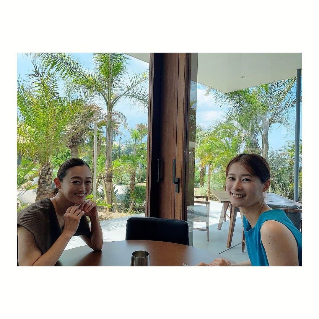 夢月せらさんのインスタグラム写真 - (夢月せらInstagram)「宮崎へ帰っておりました🌺🌴  夏は宮崎の季節〜✨ってくらいThe南国🌺🌴🍹🐠🌴を味わってきました✨  そして今回の帰省で楽しみにしていたこの方👏 元雪組の舞咲りんさん @maisaki_rin_85   やっとお会いすることが出来ました🫶 なんと初めましてだったのですが、宝塚の話から今の色んなお話まで本当にたくさんお話出来て楽しすぎる時間でした😍😍😍  青島のオシャレレストランへ行ったのですが、宮崎の変化進化にただただ驚くばかりでした😳😳😳  あーーーーほんっっっっっとうに楽しかったー😆😆💖💖💖 宮崎出身のジェンヌさんは必ずと言っていいほどどこかで繋がっていることが多く、皆様本当に良い方ばかりなのです😭😭 宮崎県人の県民性でしょうか🥰  えれこっちゃみやざきも4年振りに開催されたそうで、、、 いつか観に帰りたいなぁ☺️」7月30日 22時49分 - seramutsuki