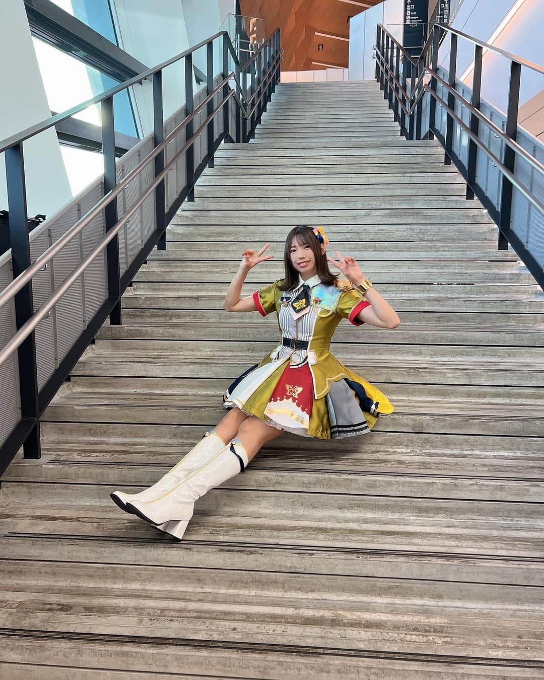 桐谷蝶々さんのインスタグラム写真 - (桐谷蝶々Instagram)「THE IDOLM@STER MILLION LIVE!10thLIVE TOUR Act-2 5 TO SP@RKLE!! DAY2ありがとうございました！  久しぶりの『ふわりずむ』 たくさんのライブやお仕事を経験した今の美也ちゃんを表現出来たんじゃないかなって思ってます♪ どえりゃあ楽しかったですー！！🥰  そして！  楽屋花ありがとうございましたー！！！ どれも綺麗でかわいいー！！！ とっっても嬉しかったです🥰🥰🥰🥰🥰 恵子氏から、美也ちゃん宛てに可愛いの来てるよー！って昨日聴いてたから見るの楽しみにしてました💐  つぎは、11月の福岡公演ですね お会いできるのを楽しみにしていますー！！  #宮尾美也 #桐谷蝶々 #imas_ml_10th #ml_10th_act2_day2 #アイドルマスターミリオンライブ  #アイドルマスターミリオンライブシアターデイズ #アイマス #ミリオン10周年」7月30日 22時53分 - choucho_kiri