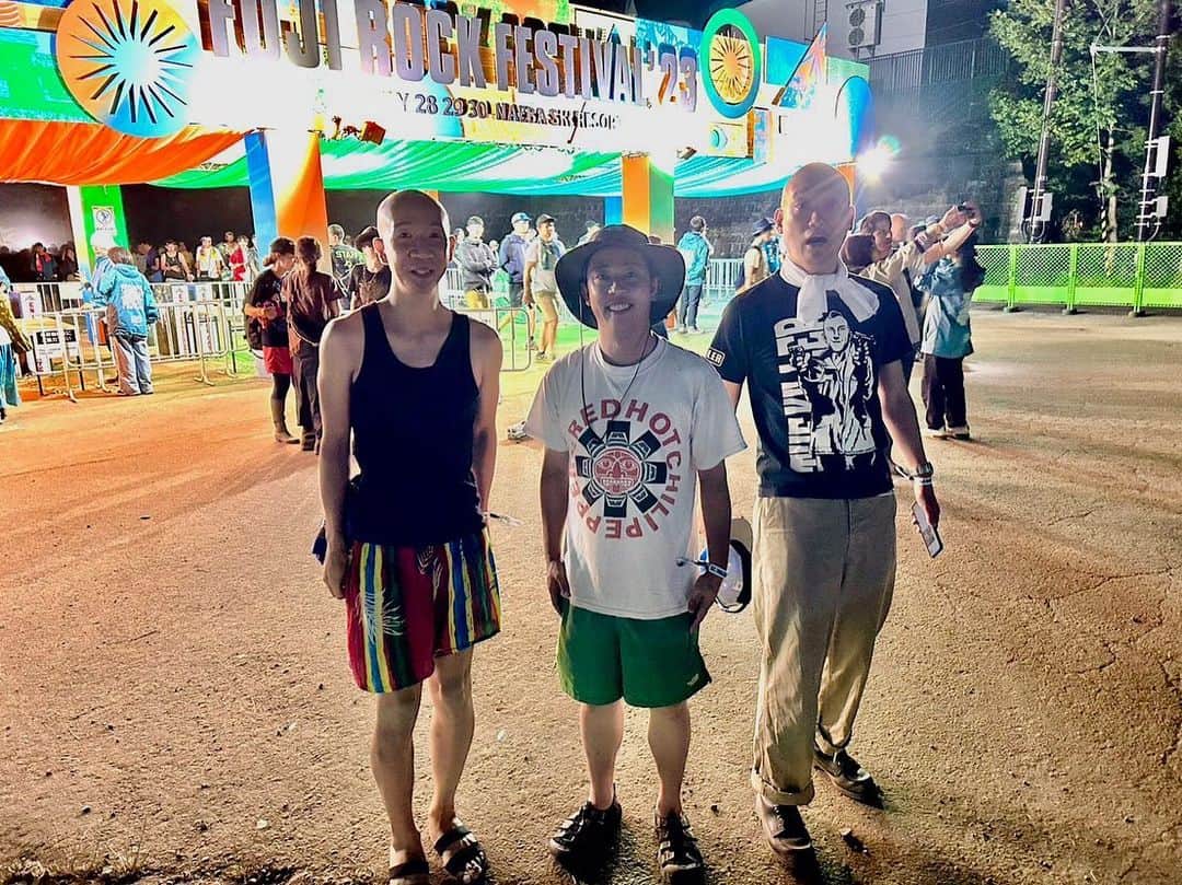 森田哲也のインスタグラム：「フジロック2023。 今年は会場内でロケやってまさかのグリーンステージ立って終始ハゲ達と戯れて今年もノーエロでフィニッシュ。  #フジロック2023」
