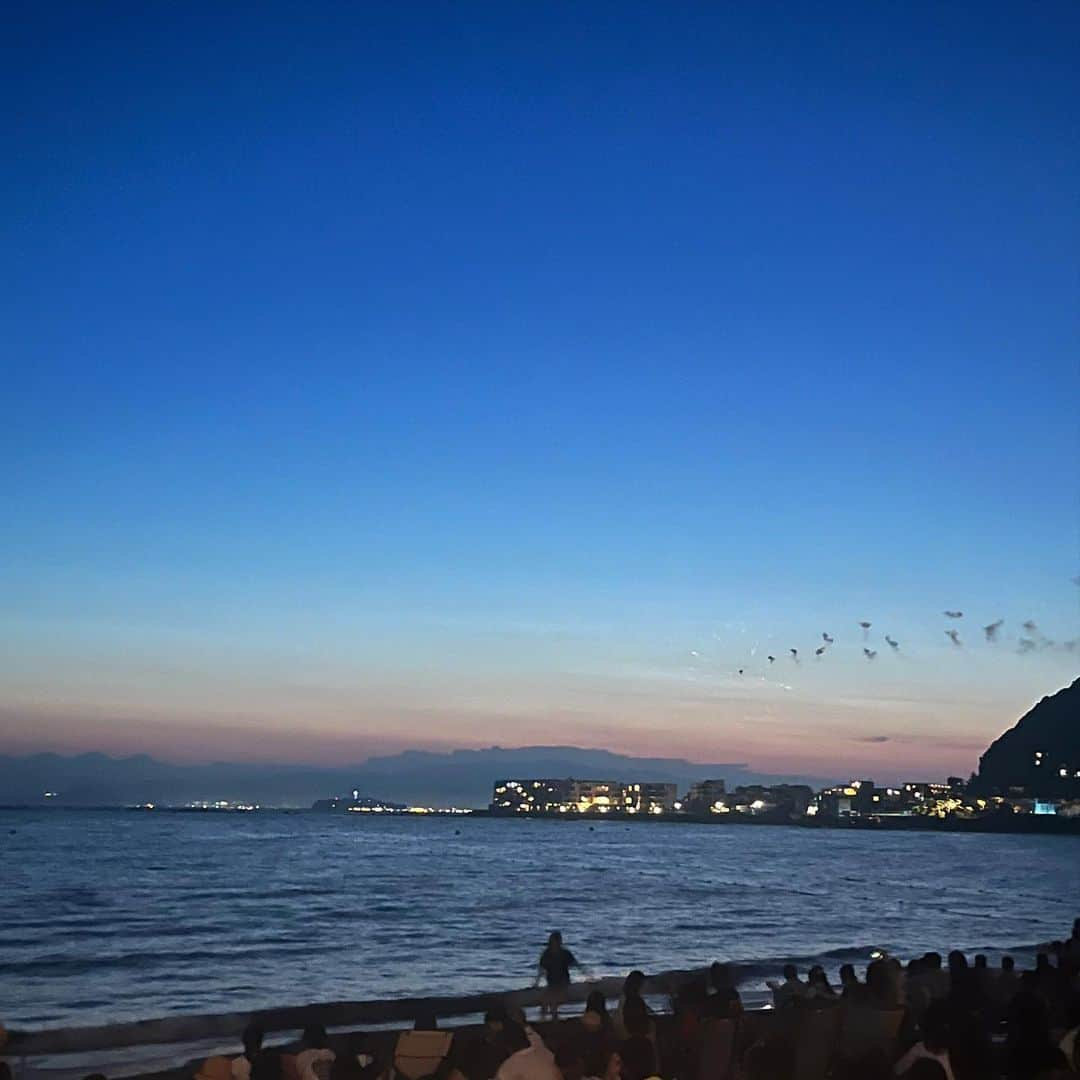 竹村佳奈のインスタグラム：「🌊🏖  海から見える夕陽は 綺麗すぎる」